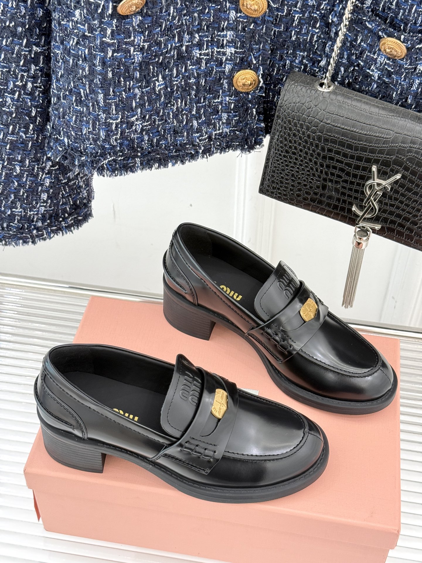 
MiuMiu/缪缪经典走秀款钱币松糕厚底乐福鞋
最近风很大的金币乐福鞋 被挖到了～
满满的复古英伦感 
