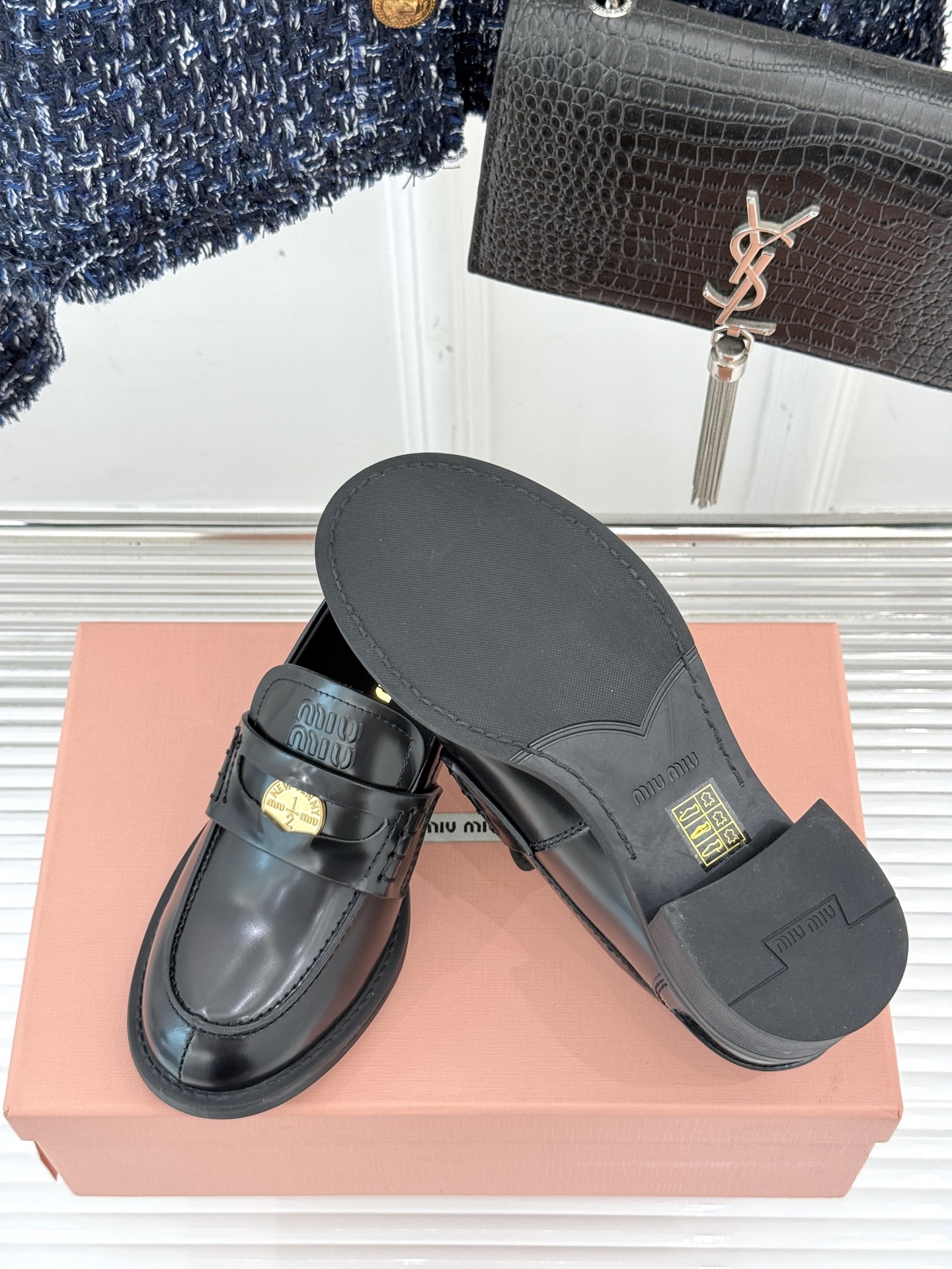 
MiuMiu/缪缪经典走秀款钱币松糕厚底乐福鞋
最近风很大的金币乐福鞋 被挖到了～
满满的复古英伦感 