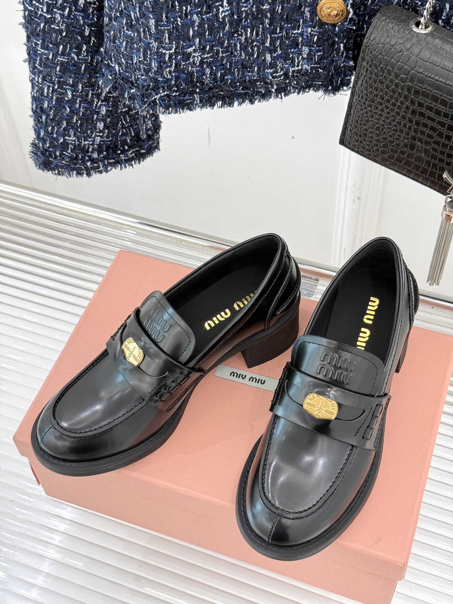 
MiuMiu/缪缪经典走秀款钱币松糕厚底乐福鞋
最近风很大的金币乐福鞋 被挖到了～
满满的复古英伦感 