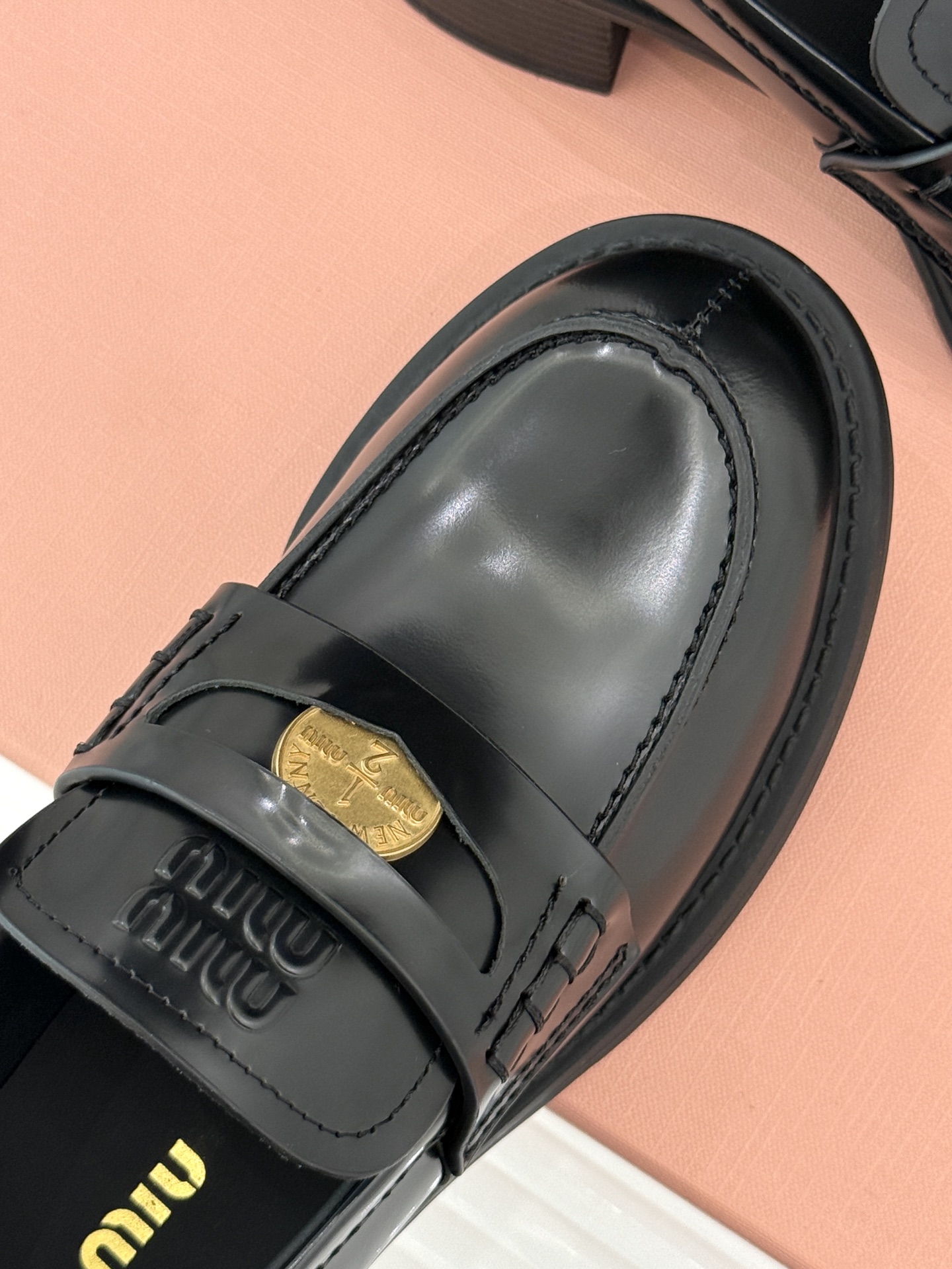 
MiuMiu/缪缪经典走秀款钱币松糕厚底乐福鞋
最近风很大的金币乐福鞋 被挖到了～
满满的复古英伦感 