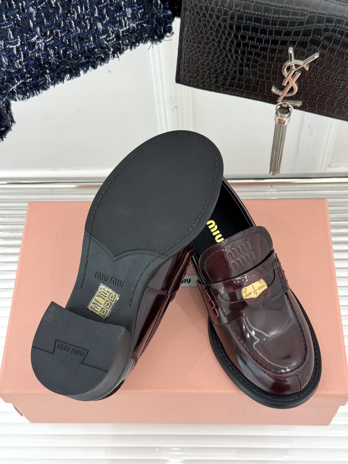 
MiuMiu/缪缪经典走秀款钱币松糕厚底乐福鞋
最近风很大的金币乐福鞋 被挖到了～
满满的复古英伦感 