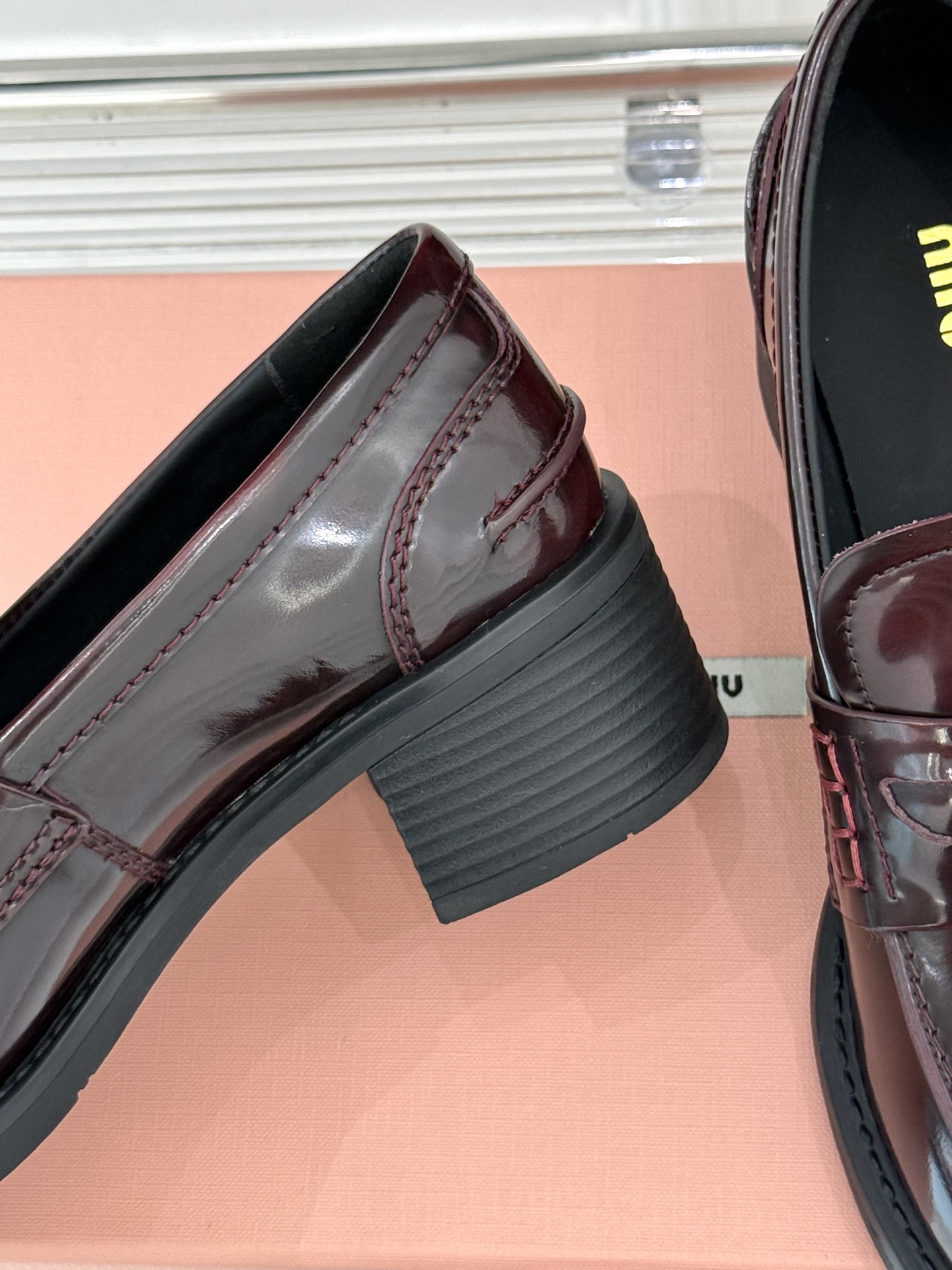 
MiuMiu/缪缪经典走秀款钱币松糕厚底乐福鞋
最近风很大的金币乐福鞋 被挖到了～
满满的复古英伦感 