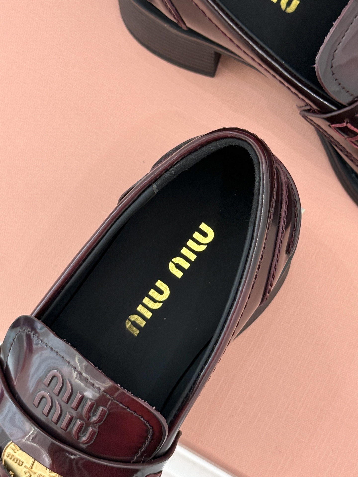 
MiuMiu/缪缪经典走秀款钱币松糕厚底乐福鞋
最近风很大的金币乐福鞋 被挖到了～
满满的复古英伦感 