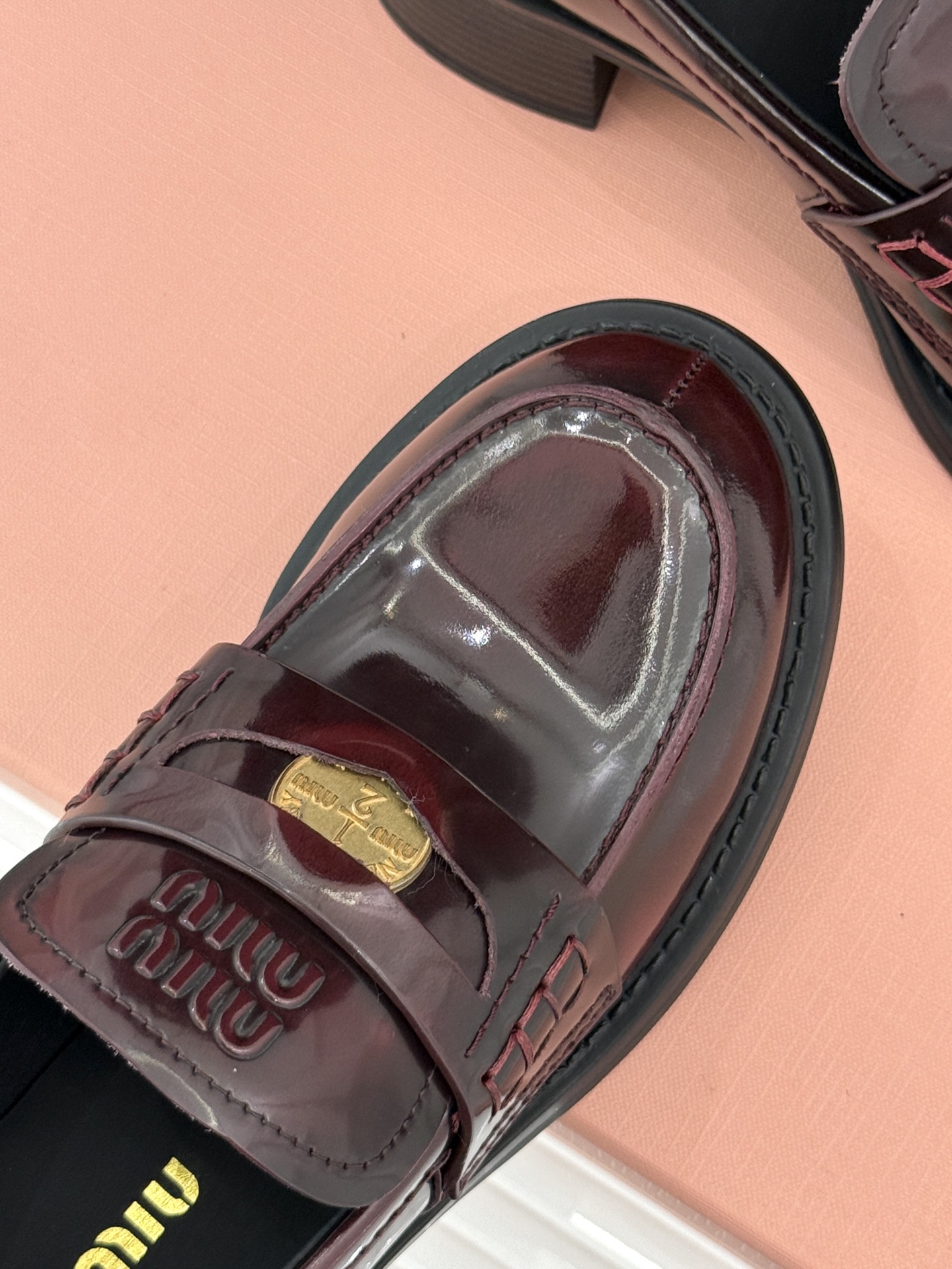 
MiuMiu/缪缪经典走秀款钱币松糕厚底乐福鞋
最近风很大的金币乐福鞋 被挖到了～
满满的复古英伦感 