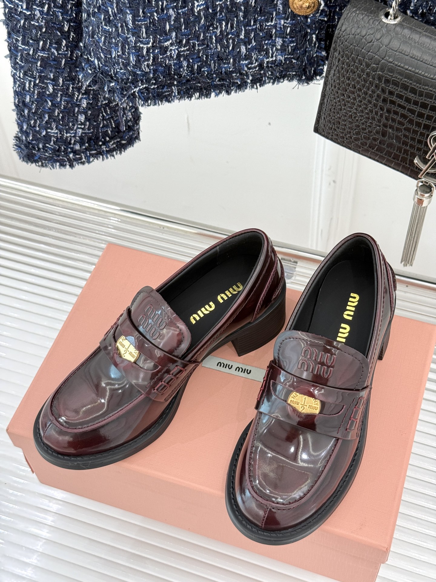 
MiuMiu/缪缪经典走秀款钱币松糕厚底乐福鞋
最近风很大的金币乐福鞋 被挖到了～
满满的复古英伦感 