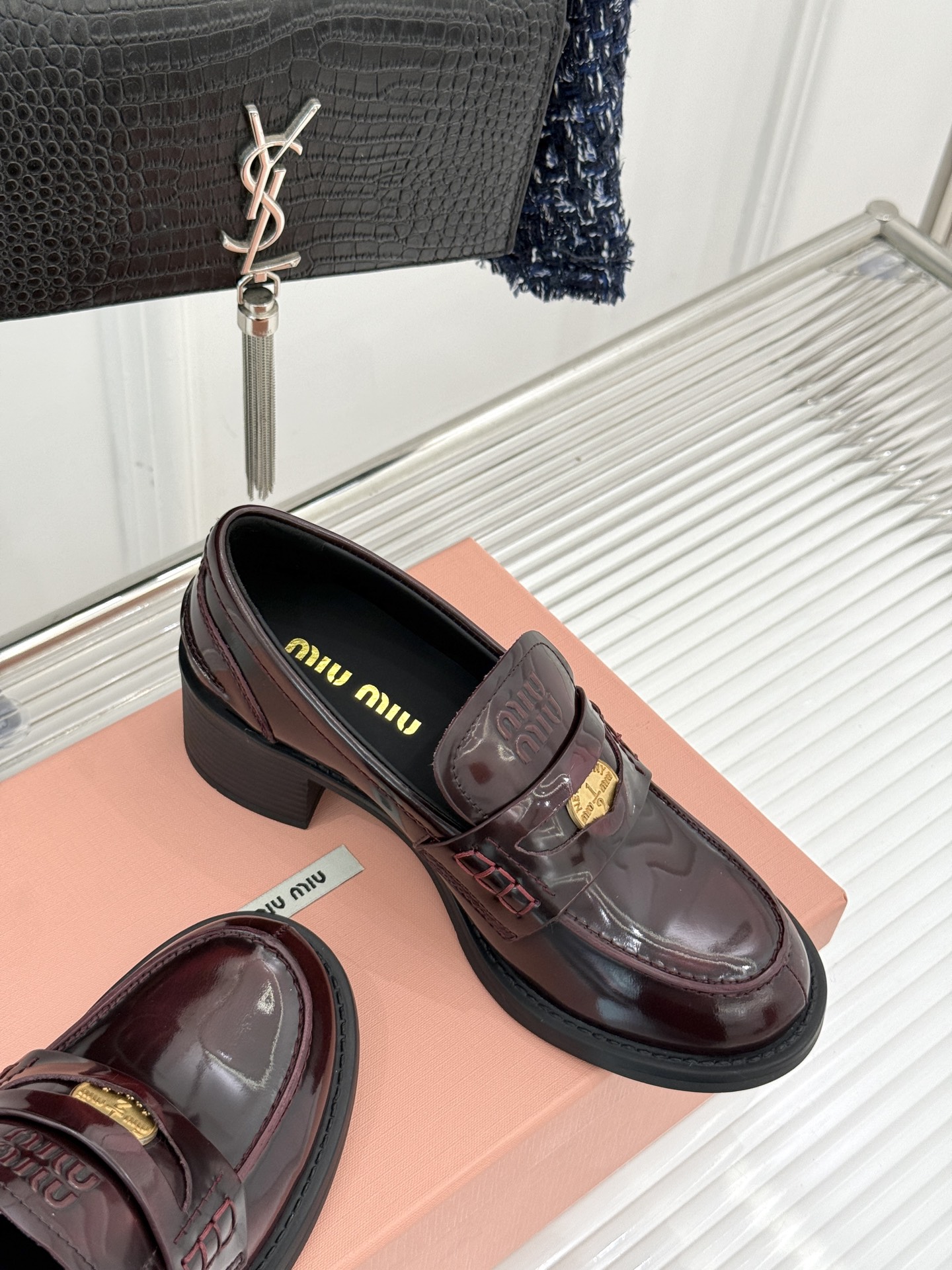 
MiuMiu/缪缪经典走秀款钱币松糕厚底乐福鞋
最近风很大的金币乐福鞋 被挖到了～
满满的复古英伦感 