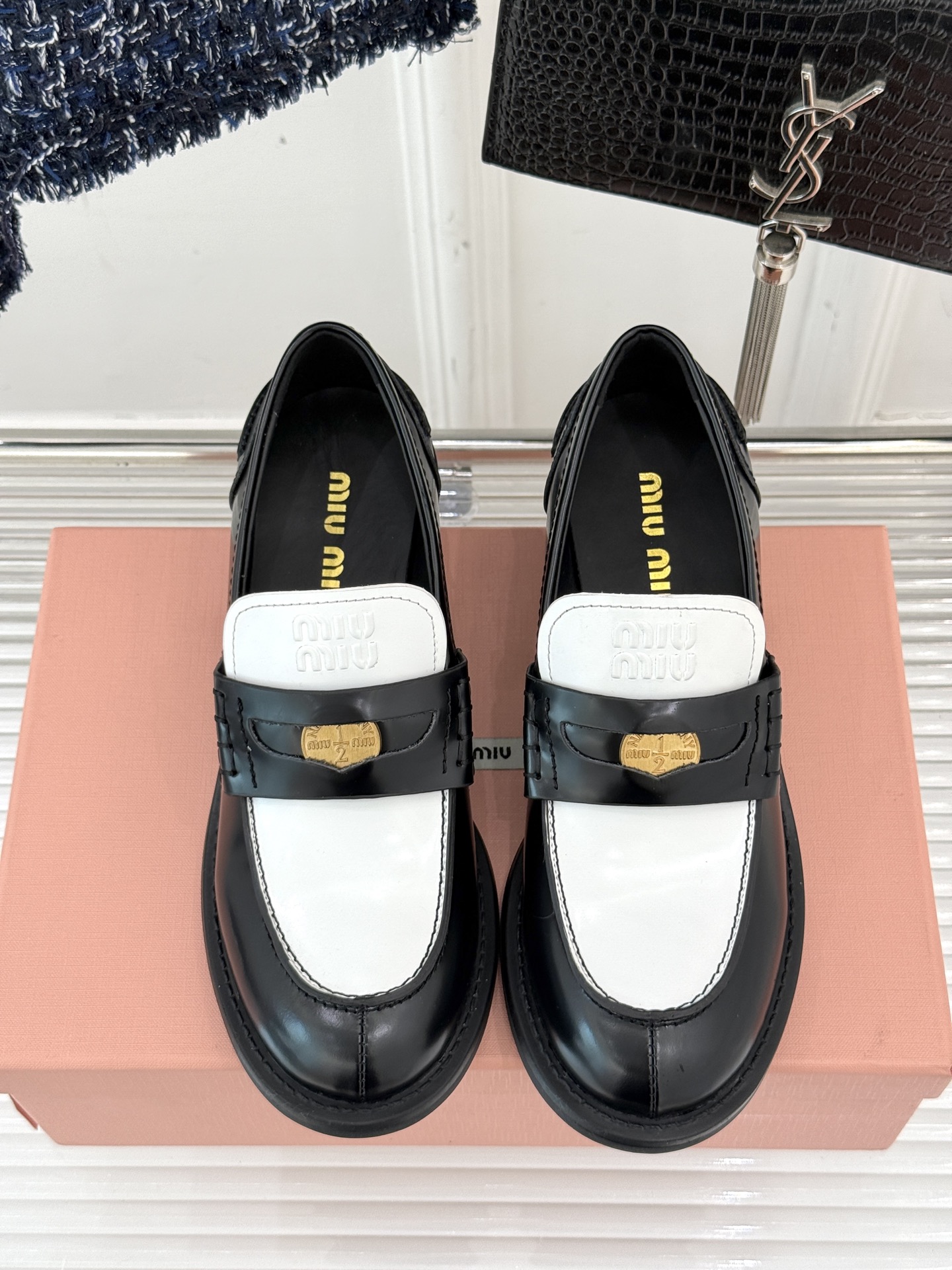 
MiuMiu/缪缪经典走秀款钱币松糕厚底乐福鞋
最近风很大的金币乐福鞋 被挖到了～
满满的复古英伦感 