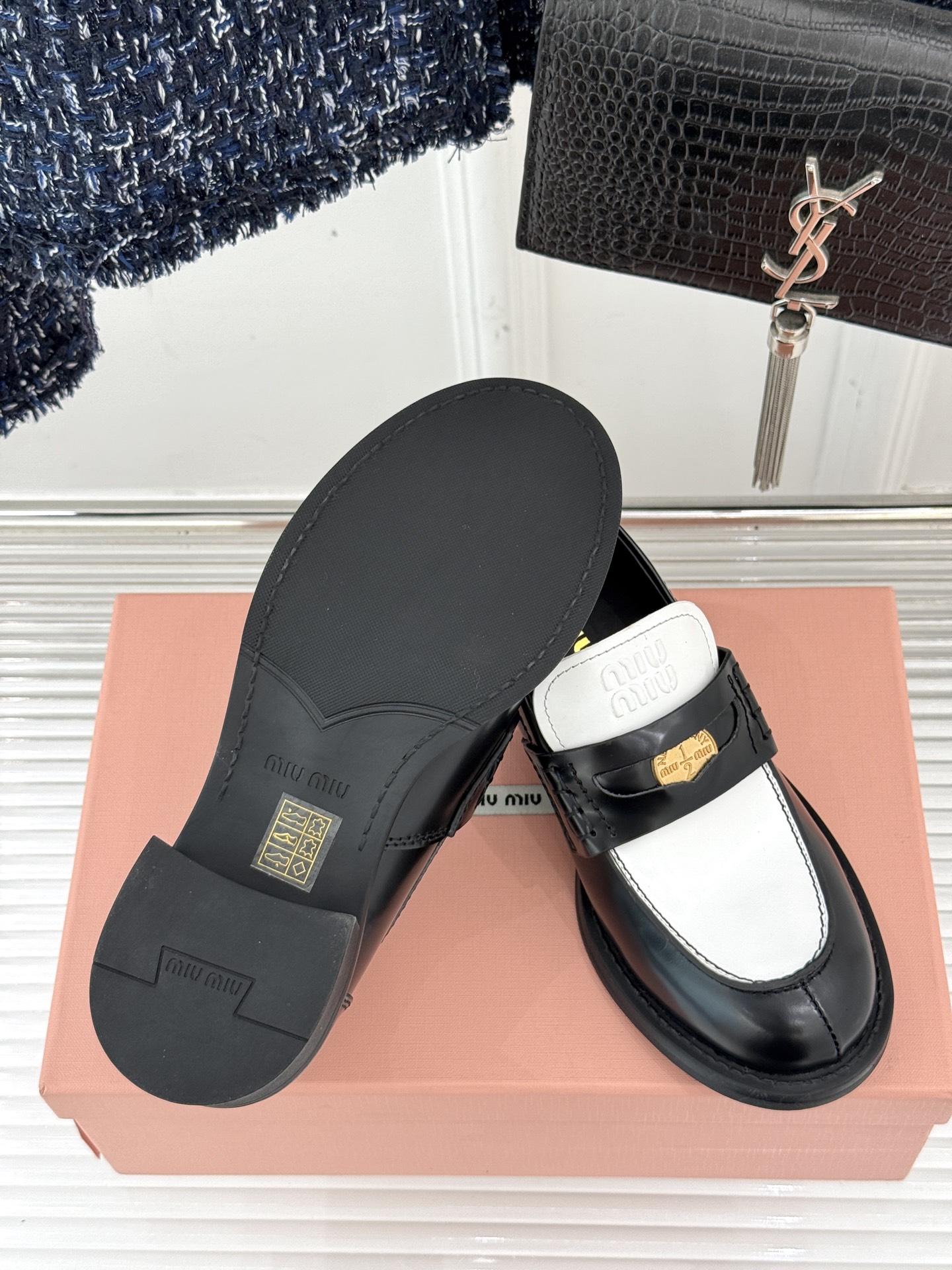 
MiuMiu/缪缪经典走秀款钱币松糕厚底乐福鞋
最近风很大的金币乐福鞋 被挖到了～
满满的复古英伦感 