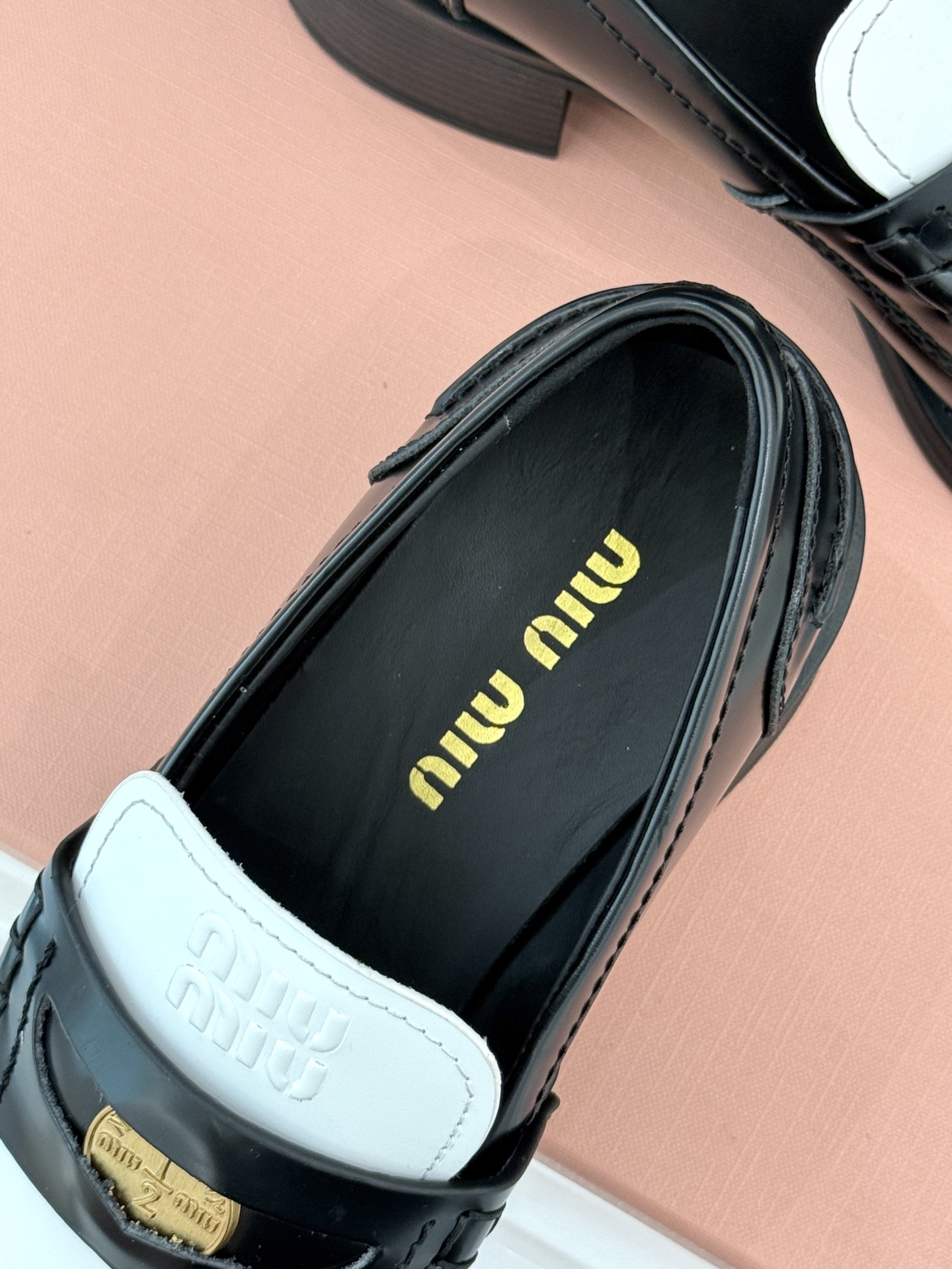 
MiuMiu/缪缪经典走秀款钱币松糕厚底乐福鞋
最近风很大的金币乐福鞋 被挖到了～
满满的复古英伦感 