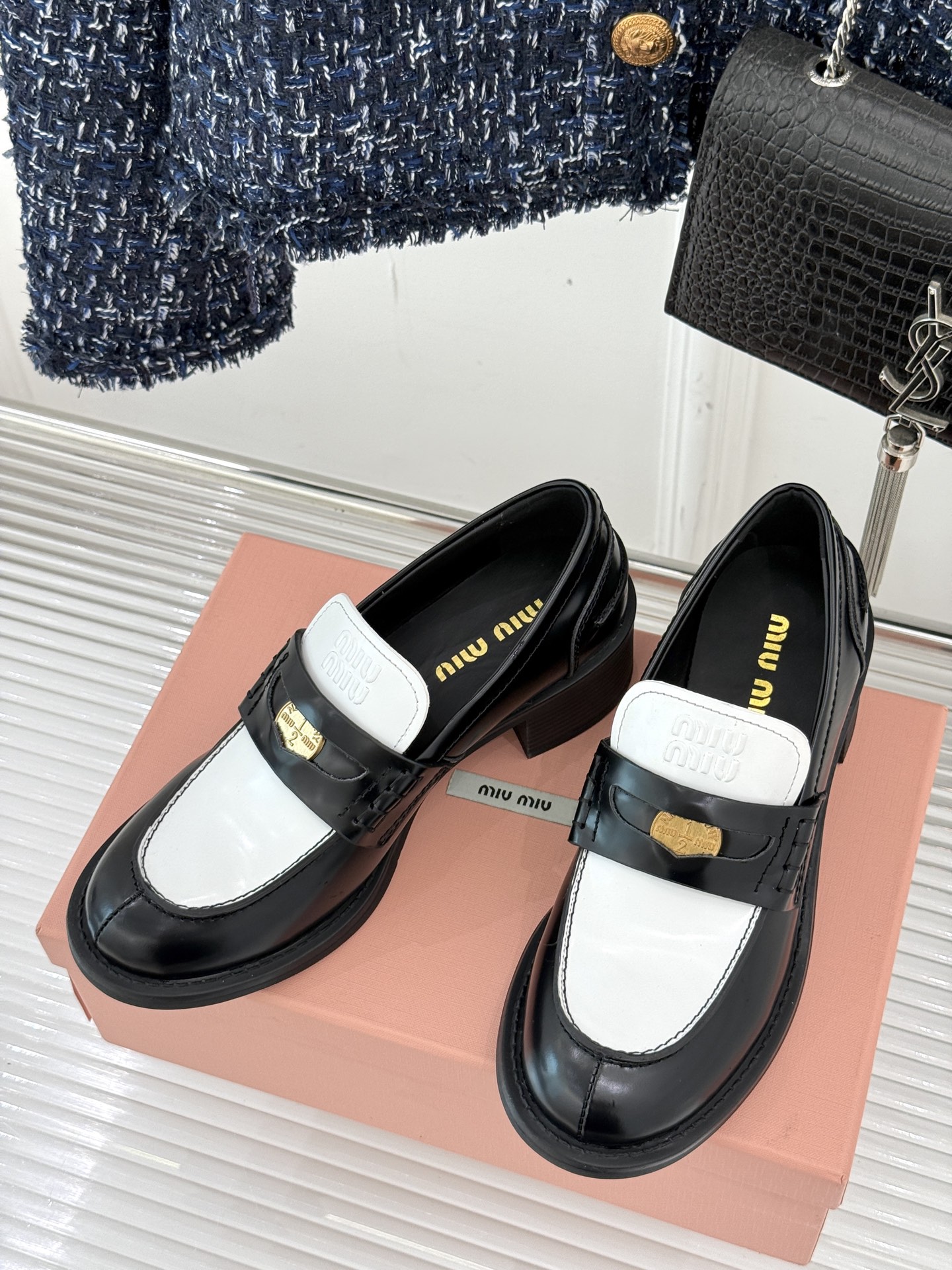 
MiuMiu/缪缪经典走秀款钱币松糕厚底乐福鞋
最近风很大的金币乐福鞋 被挖到了～
满满的复古英伦感 