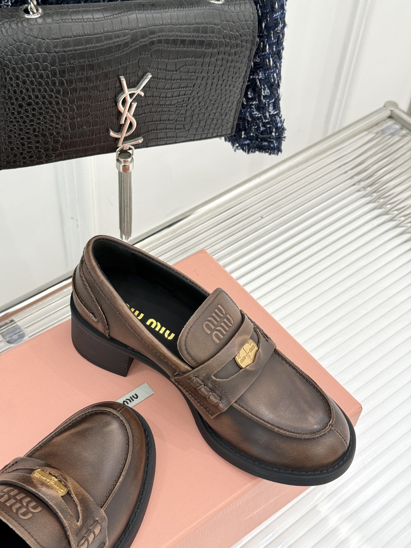 
MiuMiu/缪缪经典走秀款钱币松糕厚底乐福鞋
最近风很大的金币乐福鞋 被挖到了～
满满的复古英伦感 