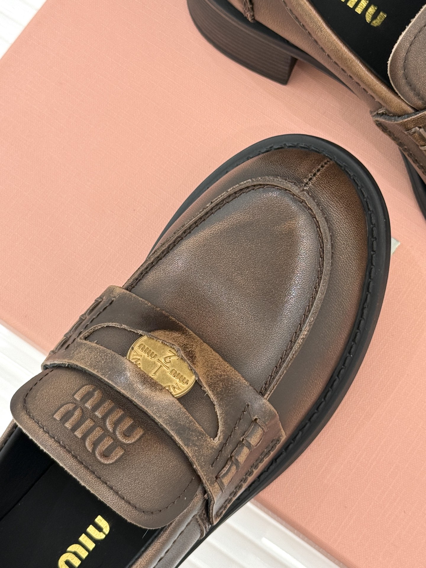 
MiuMiu/缪缪经典走秀款钱币松糕厚底乐福鞋
最近风很大的金币乐福鞋 被挖到了～
满满的复古英伦感 