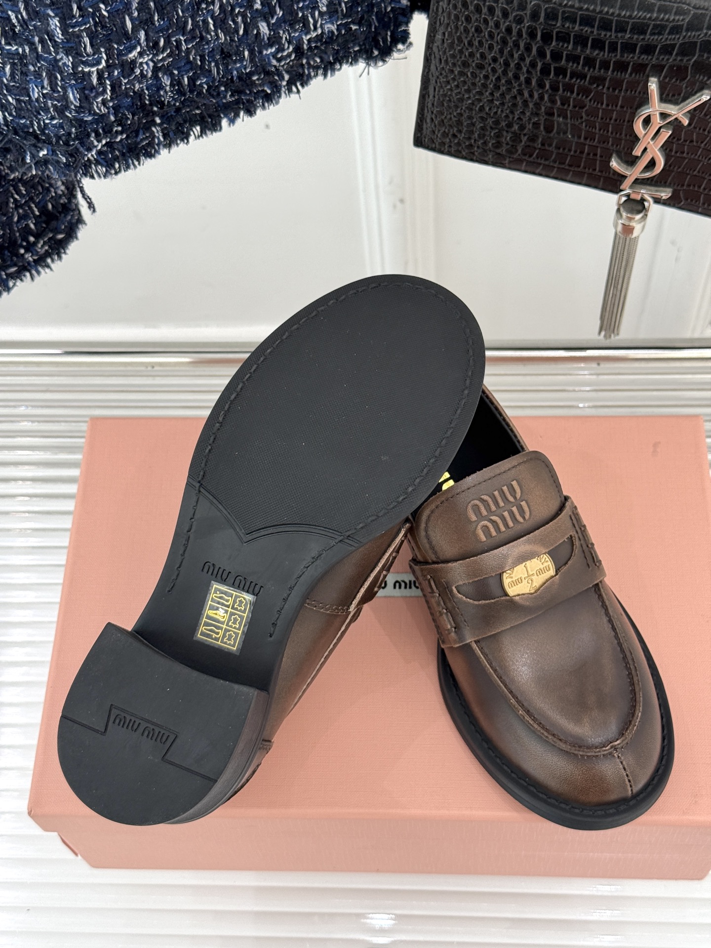 
MiuMiu/缪缪经典走秀款钱币松糕厚底乐福鞋
最近风很大的金币乐福鞋 被挖到了～
满满的复古英伦感 