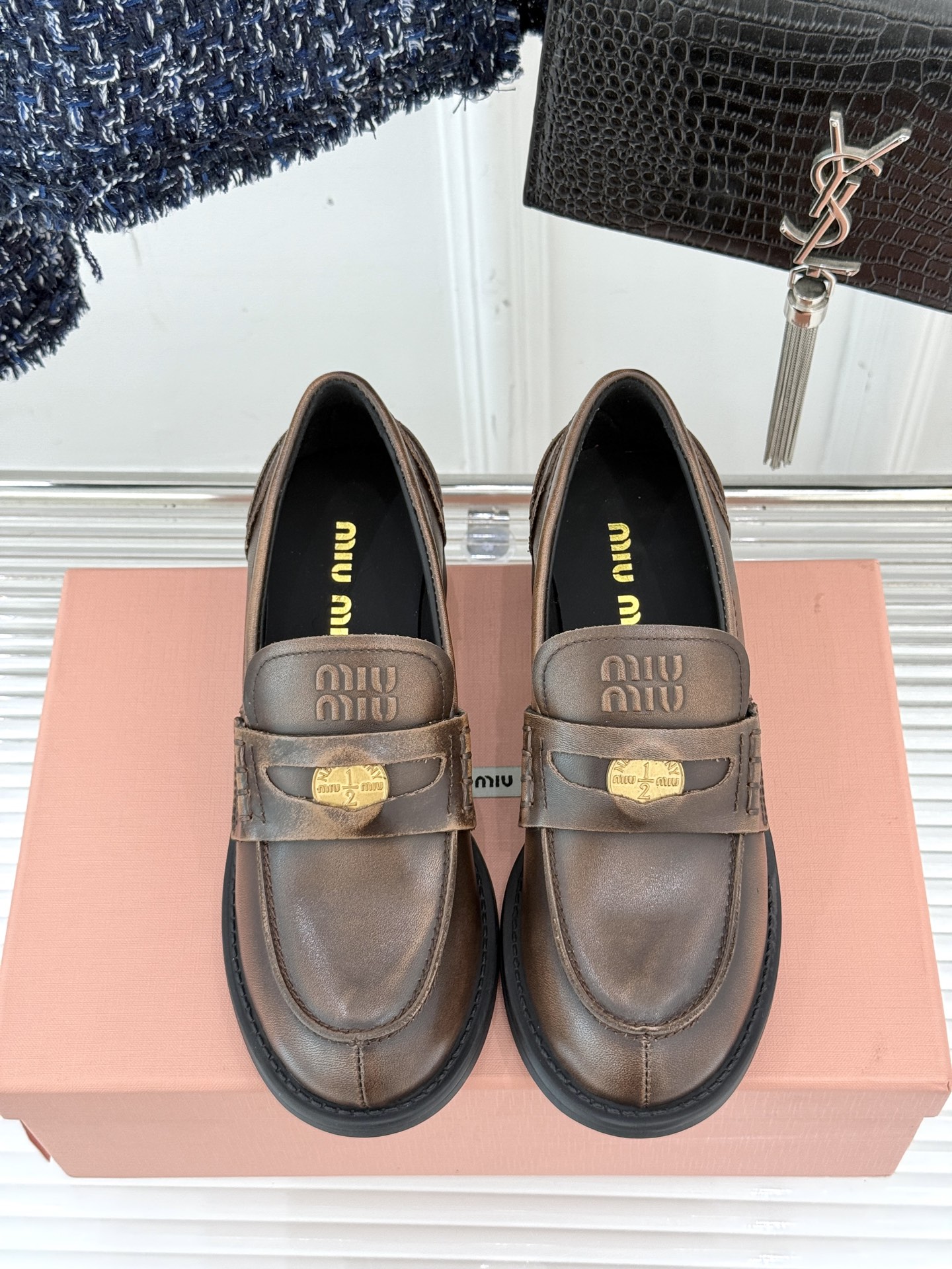 
MiuMiu/缪缪经典走秀款钱币松糕厚底乐福鞋
最近风很大的金币乐福鞋 被挖到了～
满满的复古英伦感 