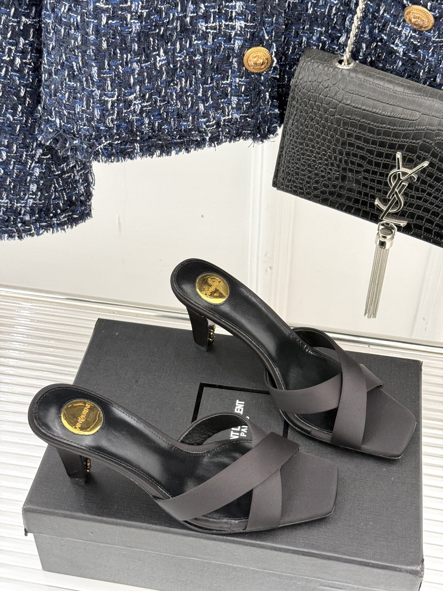 
Saint Lauren*YSL圣罗兰
25ss新品交叉高跟拖鞋
鞋面采用进口小牛漆皮
内里踮脚混种羊