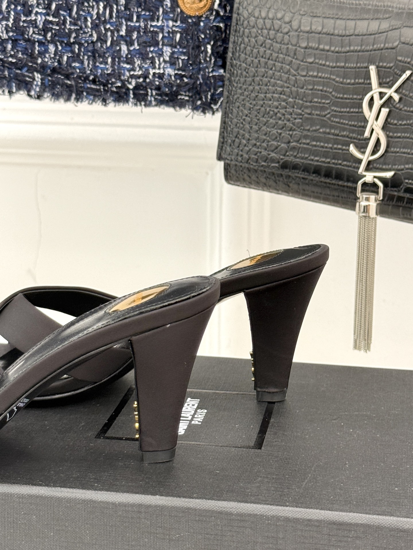 
Saint Lauren*YSL圣罗兰
25ss新品交叉高跟拖鞋
鞋面采用进口小牛漆皮
内里踮脚混种羊