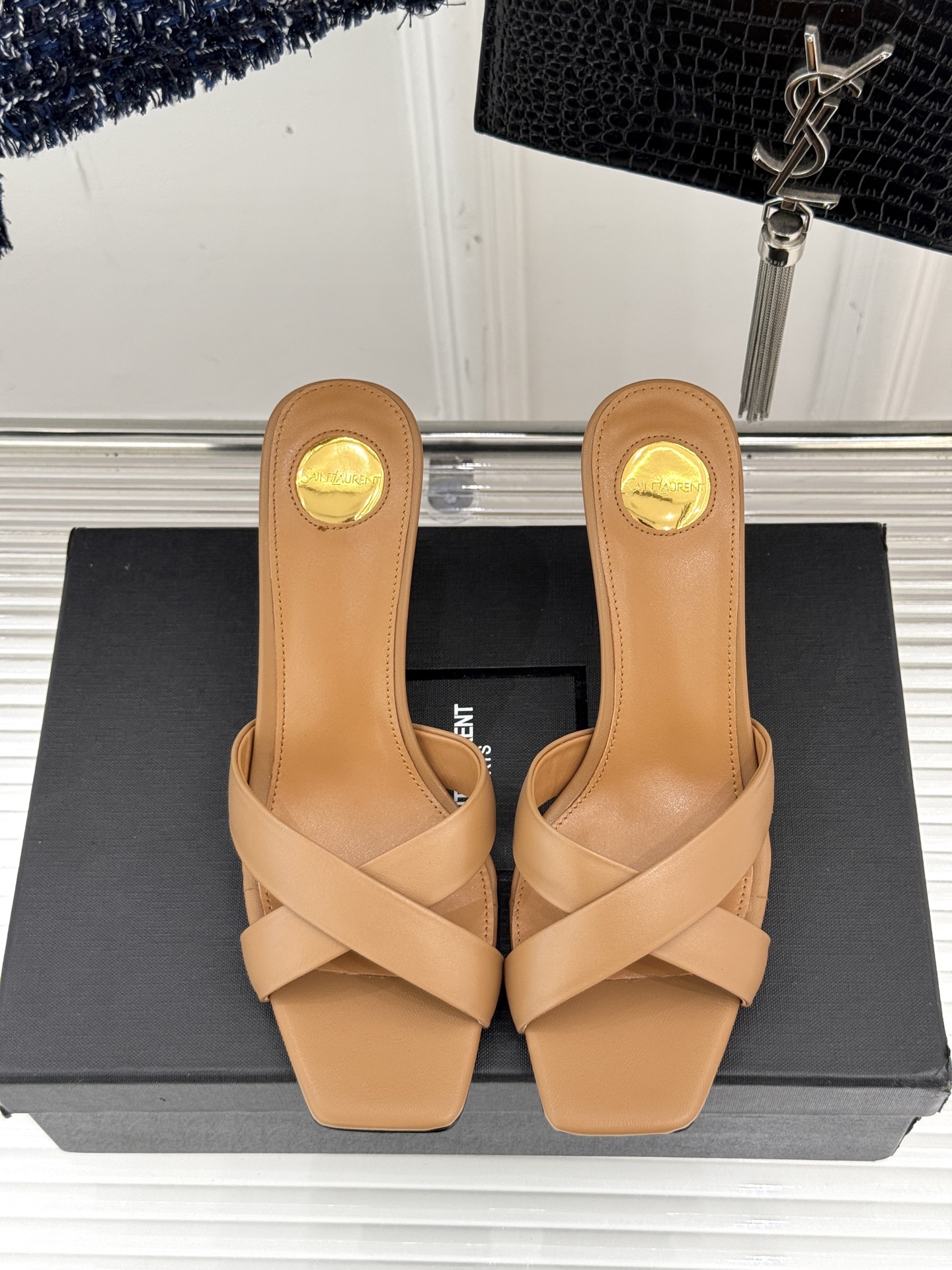 
Saint Lauren*YSL圣罗兰
25ss新品交叉高跟拖鞋
鞋面采用进口小牛漆皮
内里踮脚混种羊