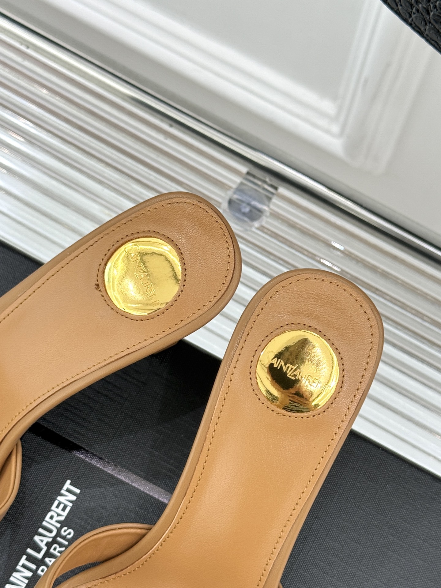 
Saint Lauren*YSL圣罗兰
25ss新品交叉高跟拖鞋
鞋面采用进口小牛漆皮
内里踮脚混种羊