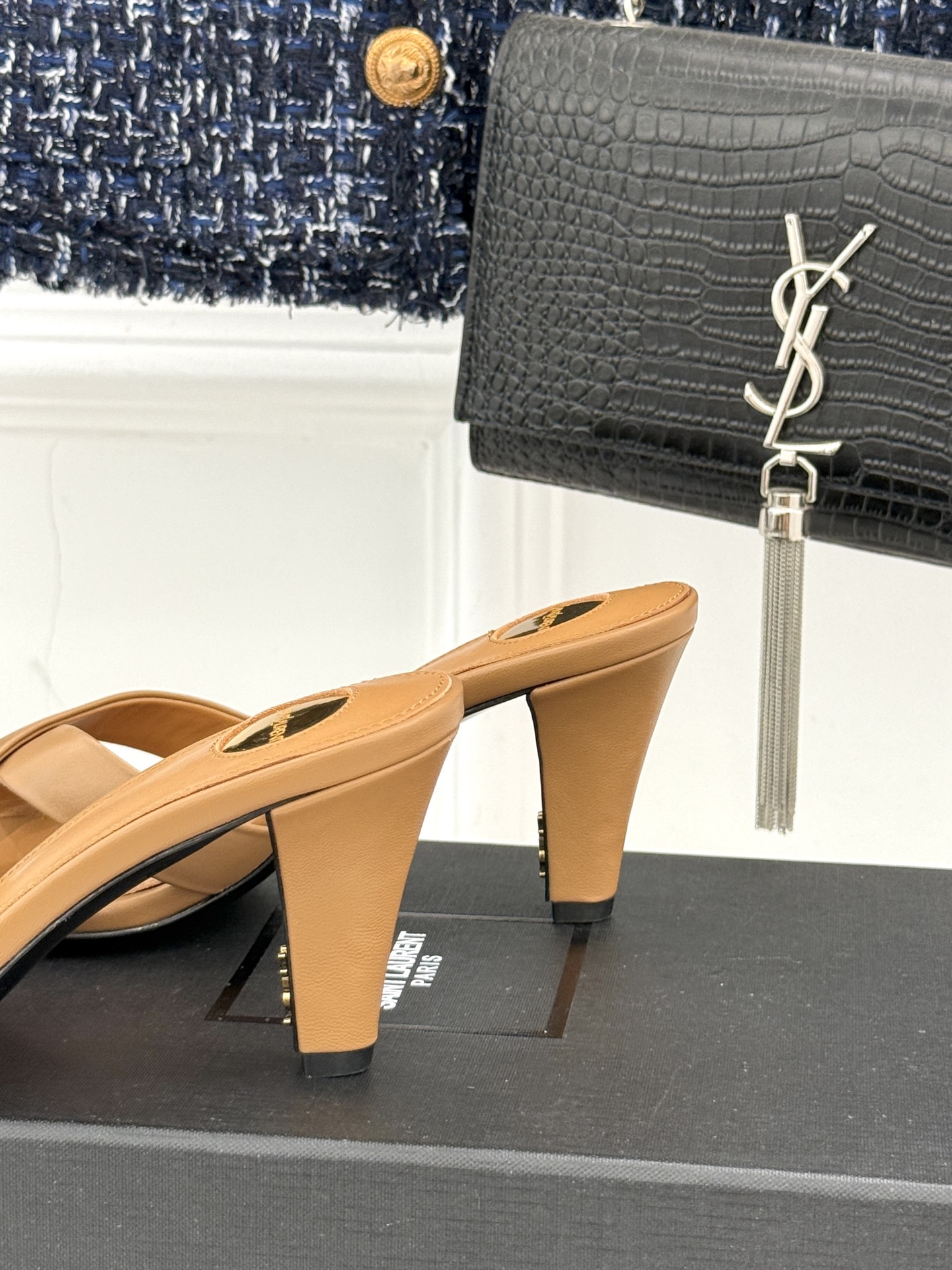 
Saint Lauren*YSL圣罗兰
25ss新品交叉高跟拖鞋
鞋面采用进口小牛漆皮
内里踮脚混种羊