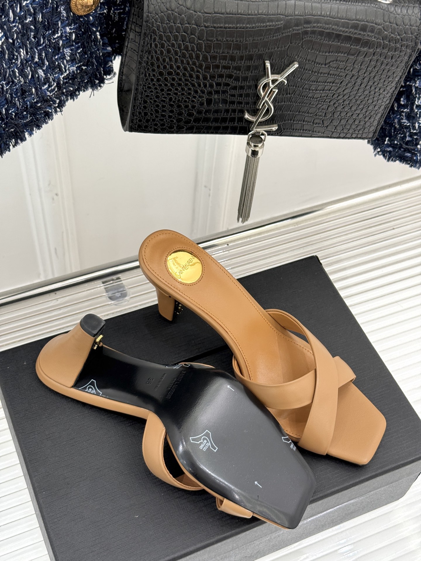 
Saint Lauren*YSL圣罗兰
25ss新品交叉高跟拖鞋
鞋面采用进口小牛漆皮
内里踮脚混种羊