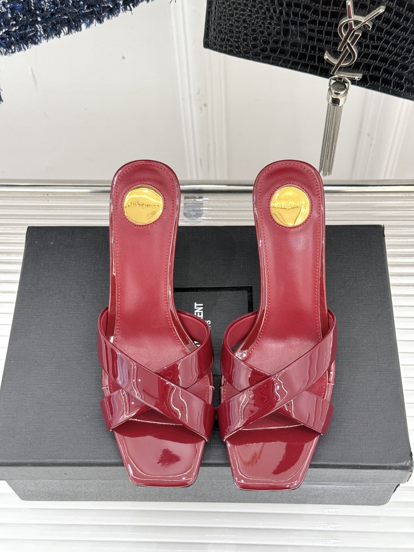 
Saint Lauren*YSL圣罗兰
25ss新品交叉高跟拖鞋
鞋面采用进口小牛漆皮
内里踮脚混种羊