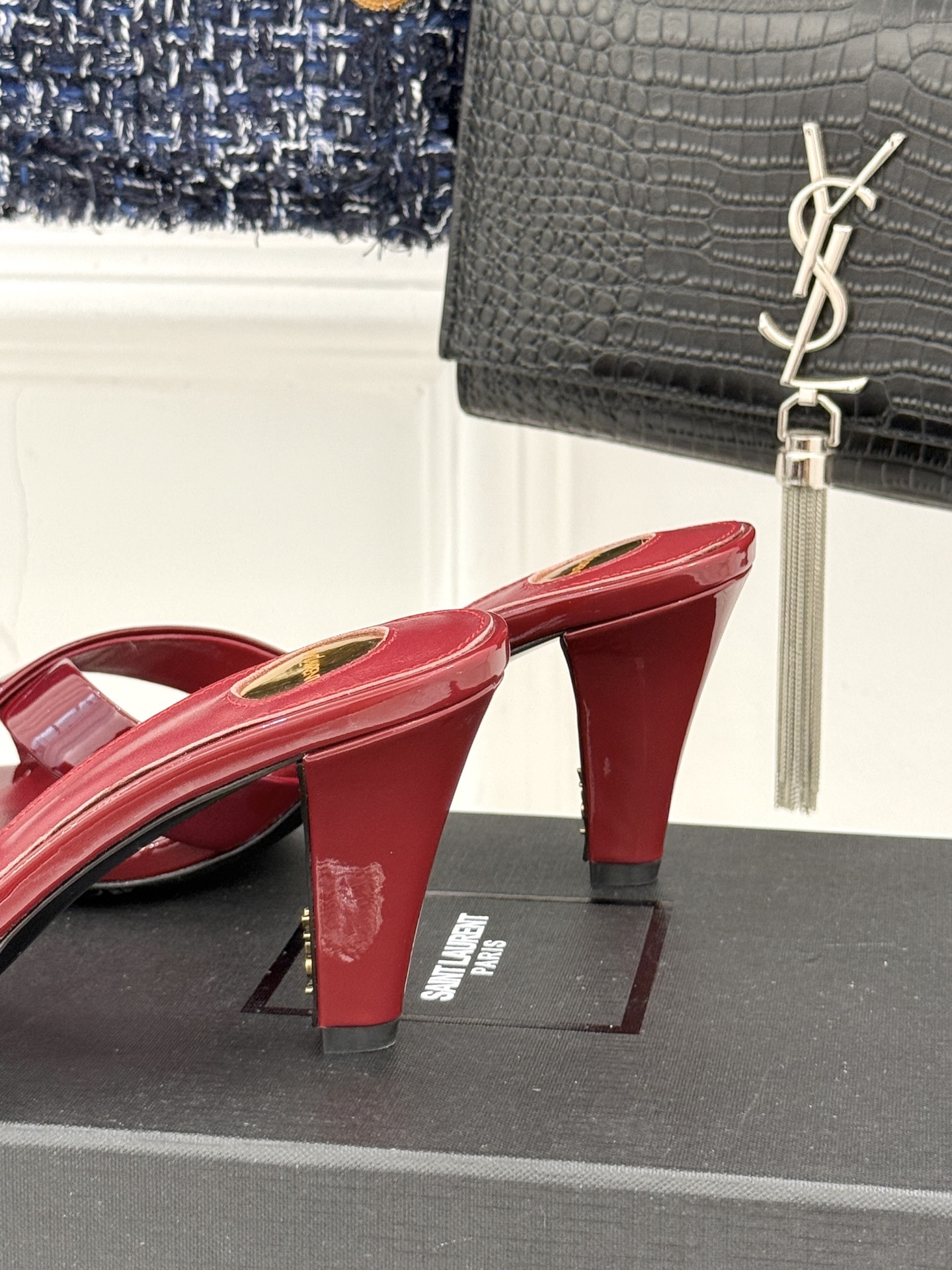 
Saint Lauren*YSL圣罗兰
25ss新品交叉高跟拖鞋
鞋面采用进口小牛漆皮
内里踮脚混种羊
