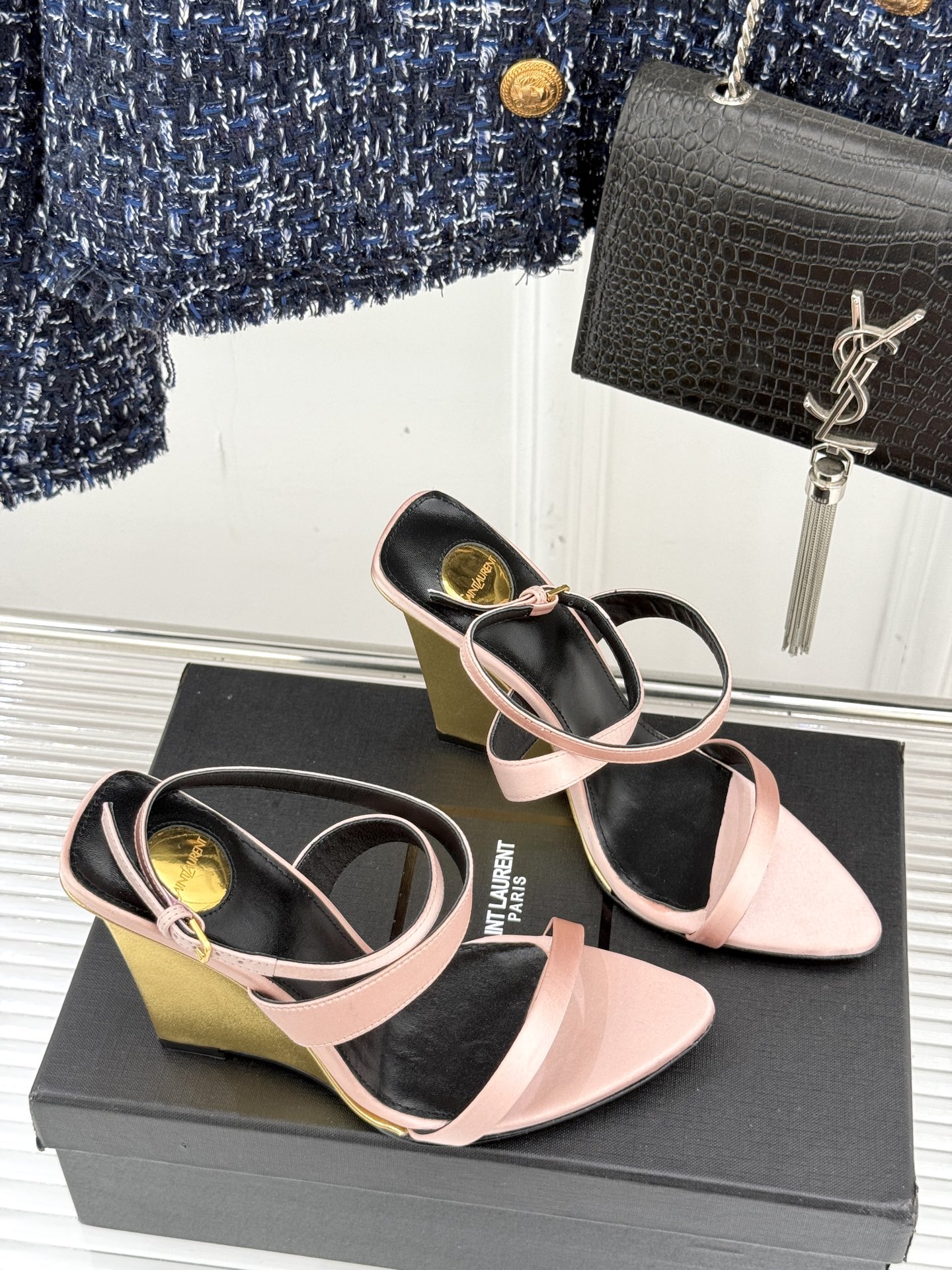 
Saint Lauren*YSL圣罗兰
25ss新品高跟拖鞋
鞋面采用进口小牛漆皮
内里踮脚混种羊皮
