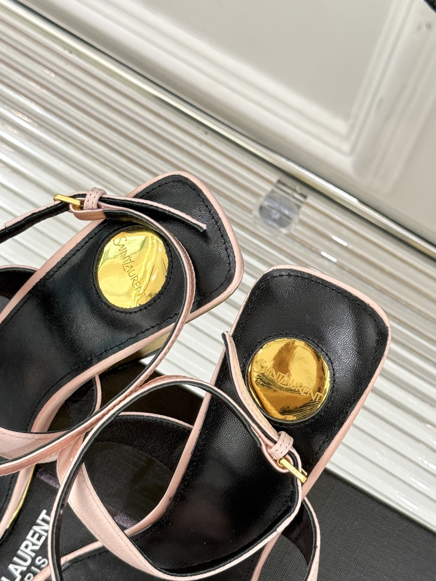 
Saint Lauren*YSL圣罗兰
25ss新品高跟拖鞋
鞋面采用进口小牛漆皮
内里踮脚混种羊皮
