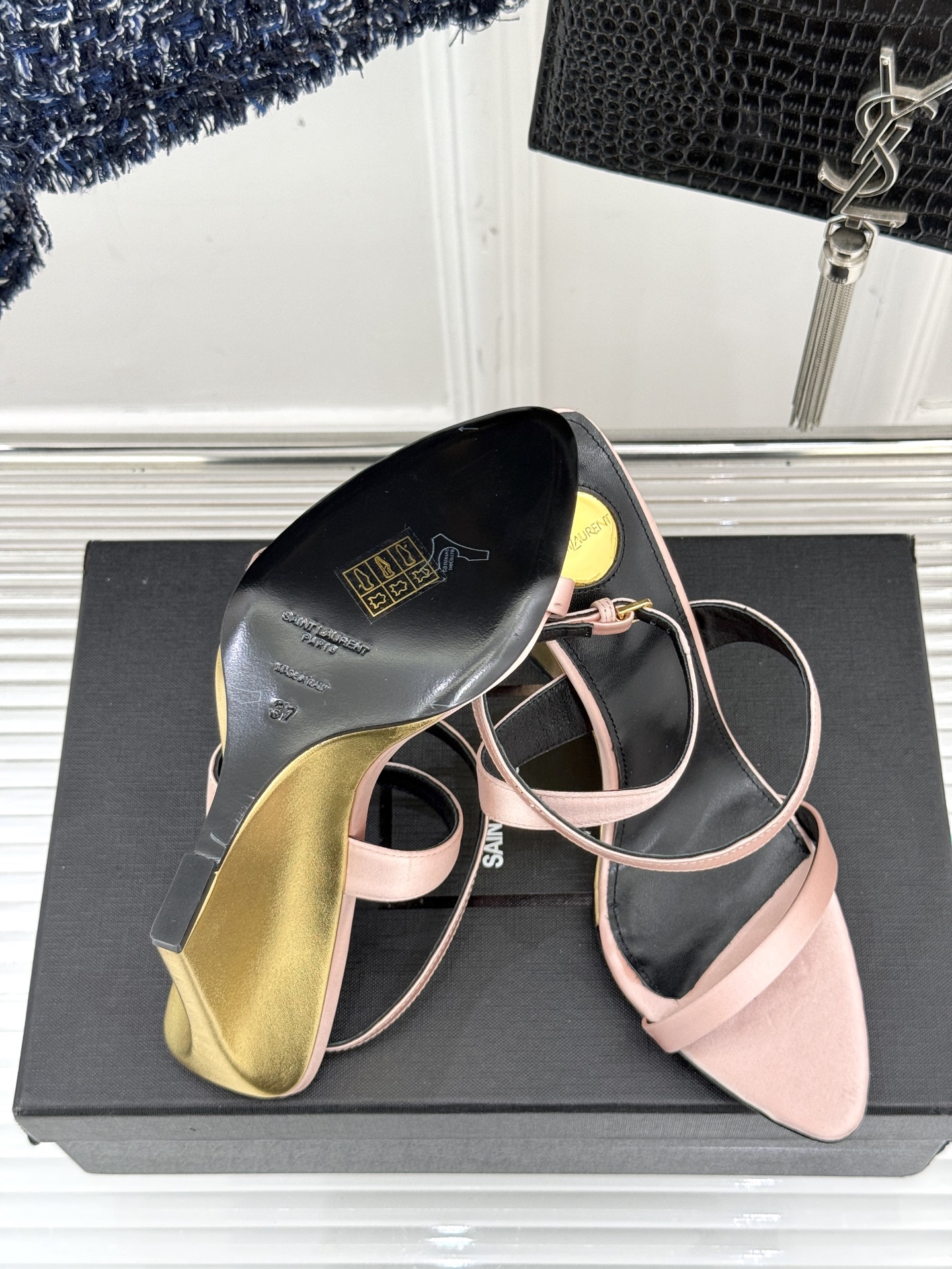
Saint Lauren*YSL圣罗兰
25ss新品高跟拖鞋
鞋面采用进口小牛漆皮
内里踮脚混种羊皮
