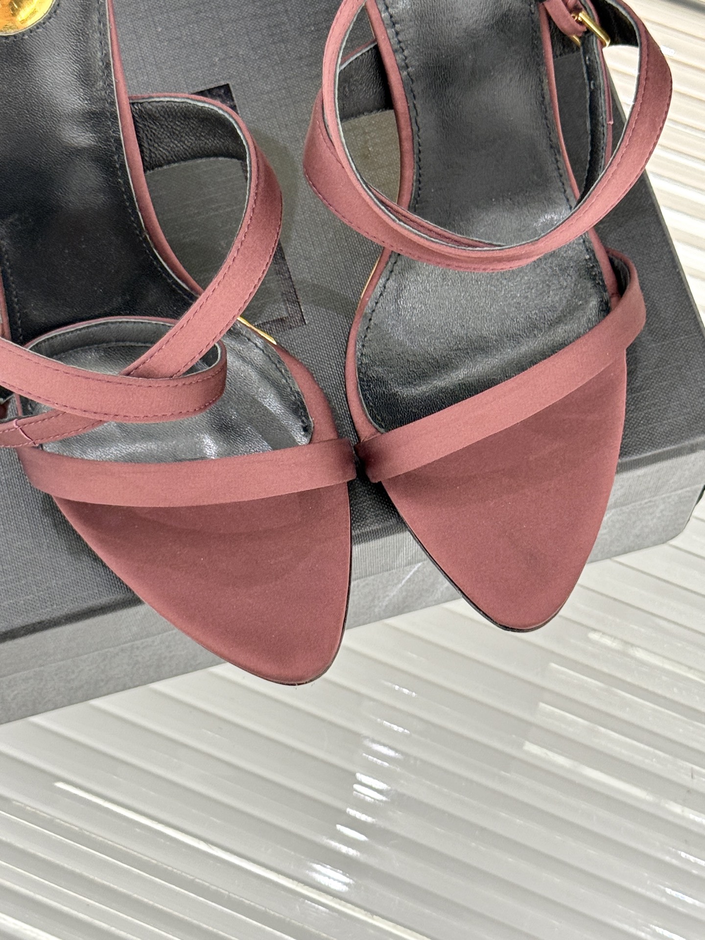 
Saint Lauren*YSL圣罗兰
25ss新品高跟拖鞋
鞋面采用进口小牛漆皮
内里踮脚混种羊皮
