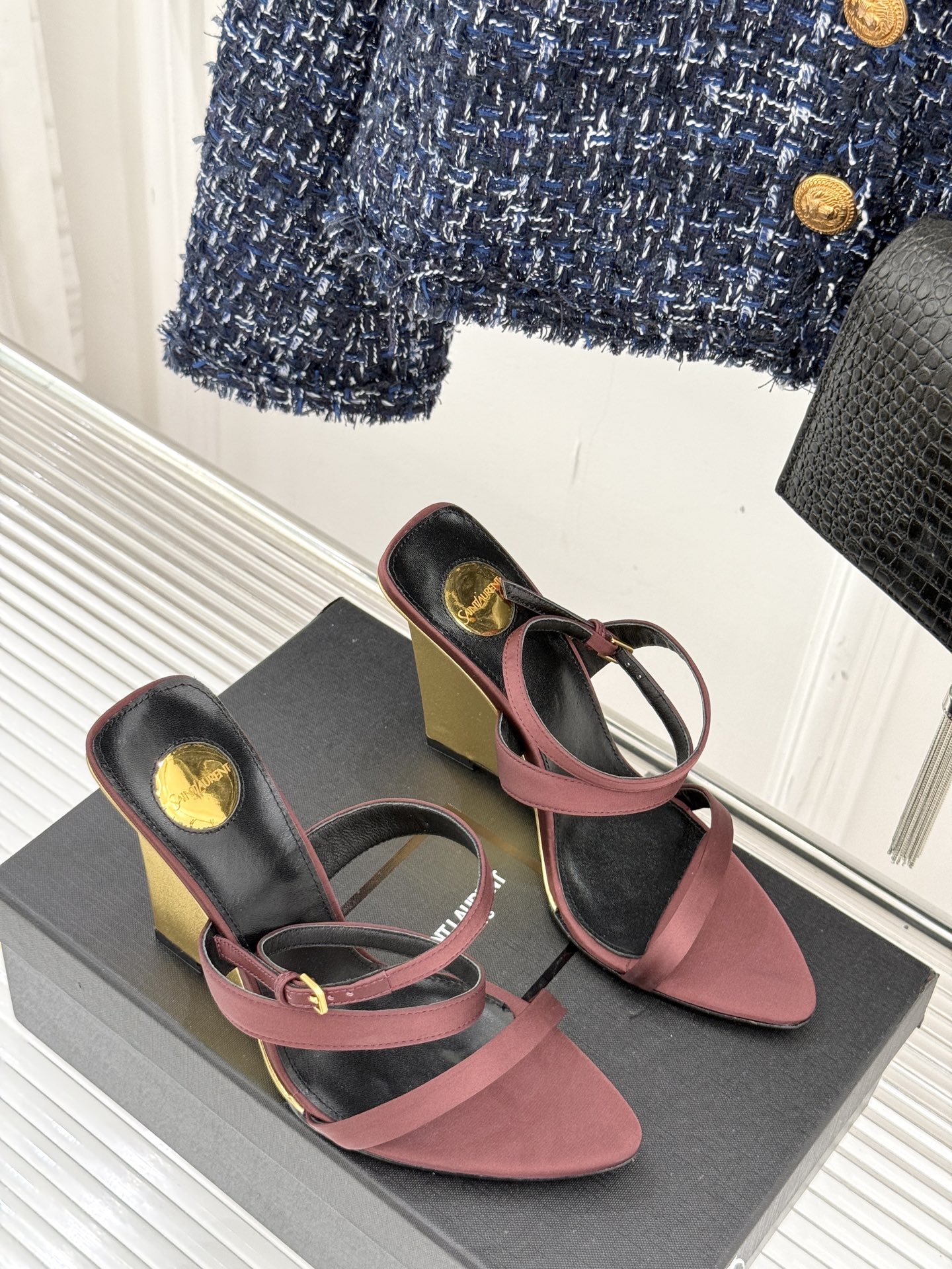 
Saint Lauren*YSL圣罗兰
25ss新品高跟拖鞋
鞋面采用进口小牛漆皮
内里踮脚混种羊皮
