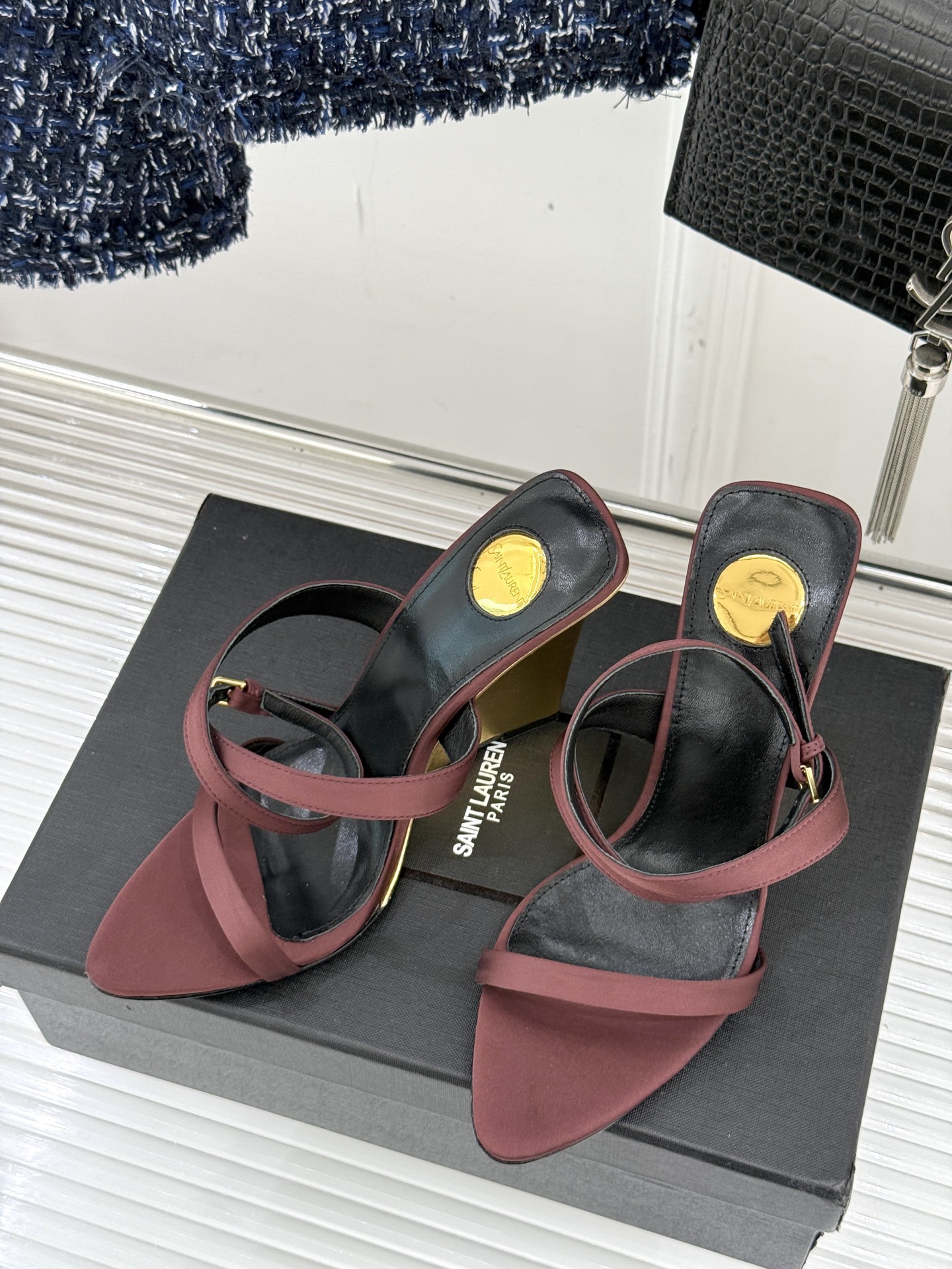 
Saint Lauren*YSL圣罗兰
25ss新品高跟拖鞋
鞋面采用进口小牛漆皮
内里踮脚混种羊皮

