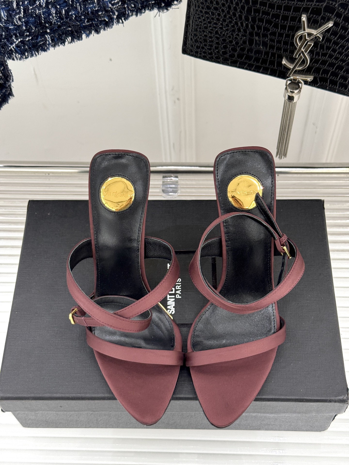 
Saint Lauren*YSL圣罗兰
25ss新品高跟拖鞋
鞋面采用进口小牛漆皮
内里踮脚混种羊皮
