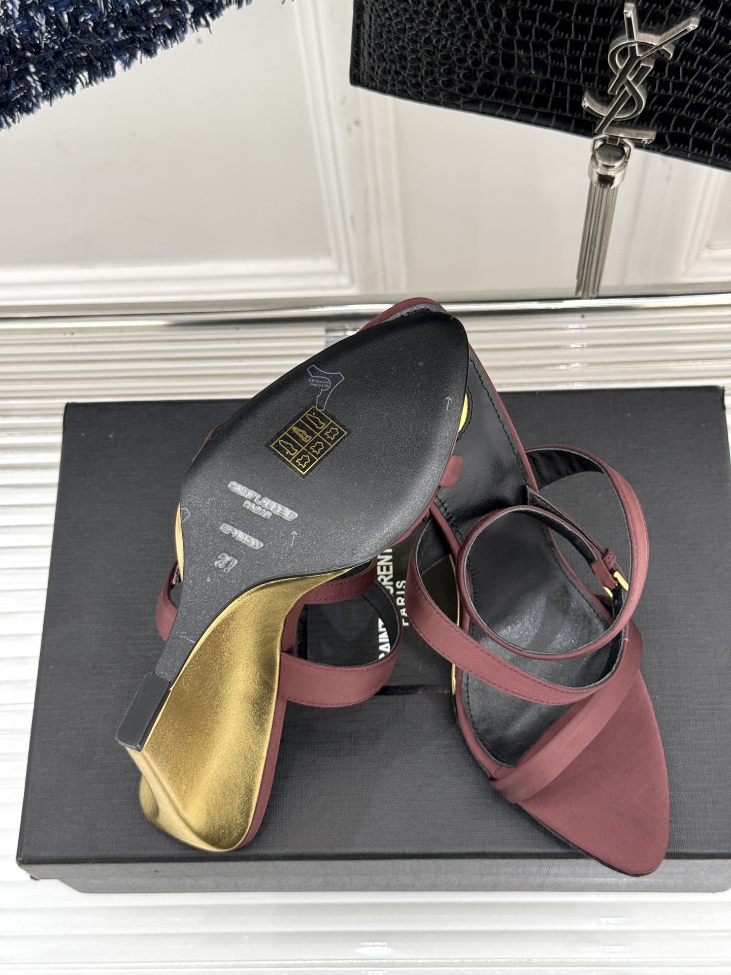 
Saint Lauren*YSL圣罗兰
25ss新品高跟拖鞋
鞋面采用进口小牛漆皮
内里踮脚混种羊皮
