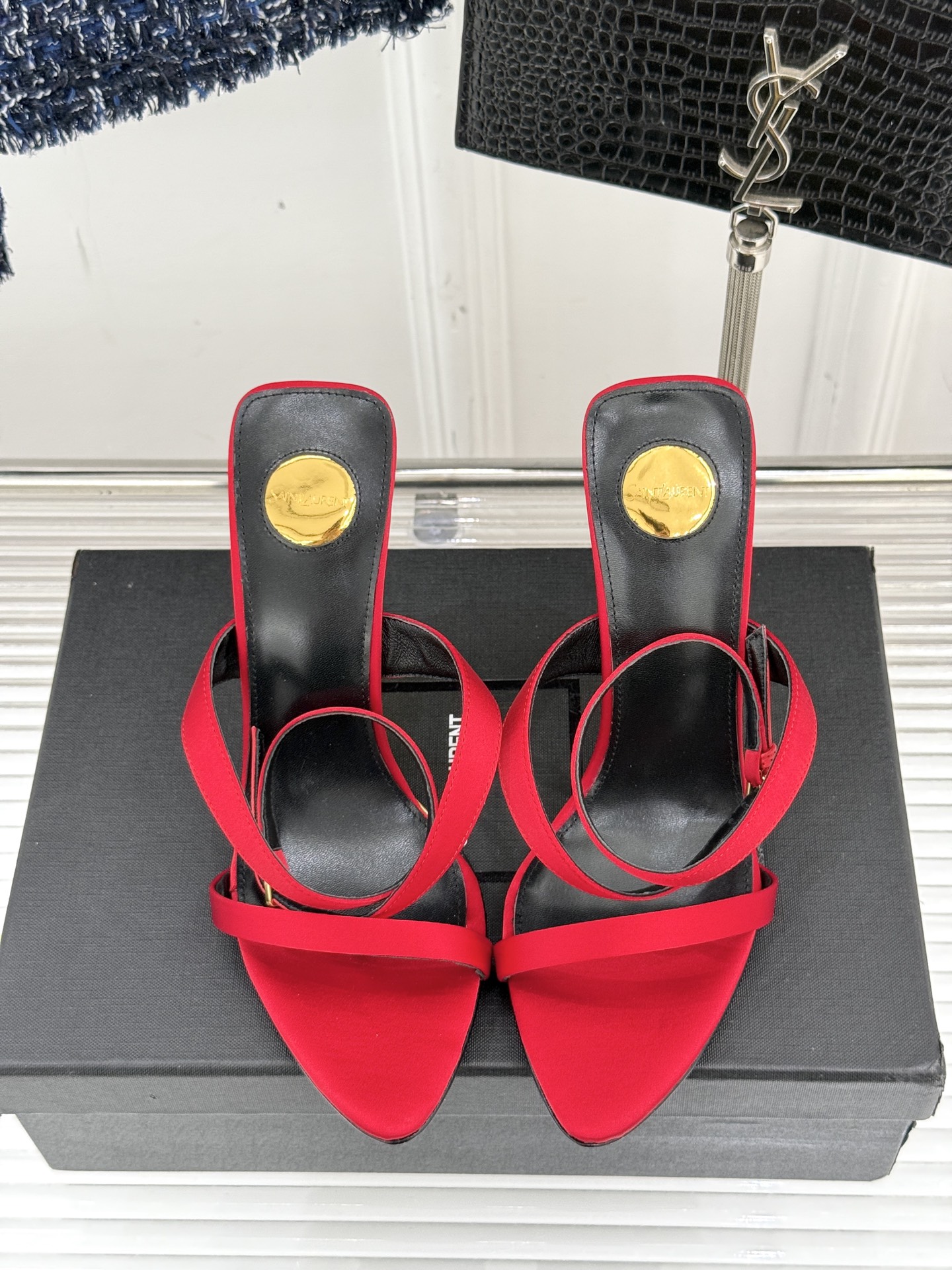 
Saint Lauren*YSL圣罗兰
25ss新品高跟拖鞋
鞋面采用进口小牛漆皮
内里踮脚混种羊皮
