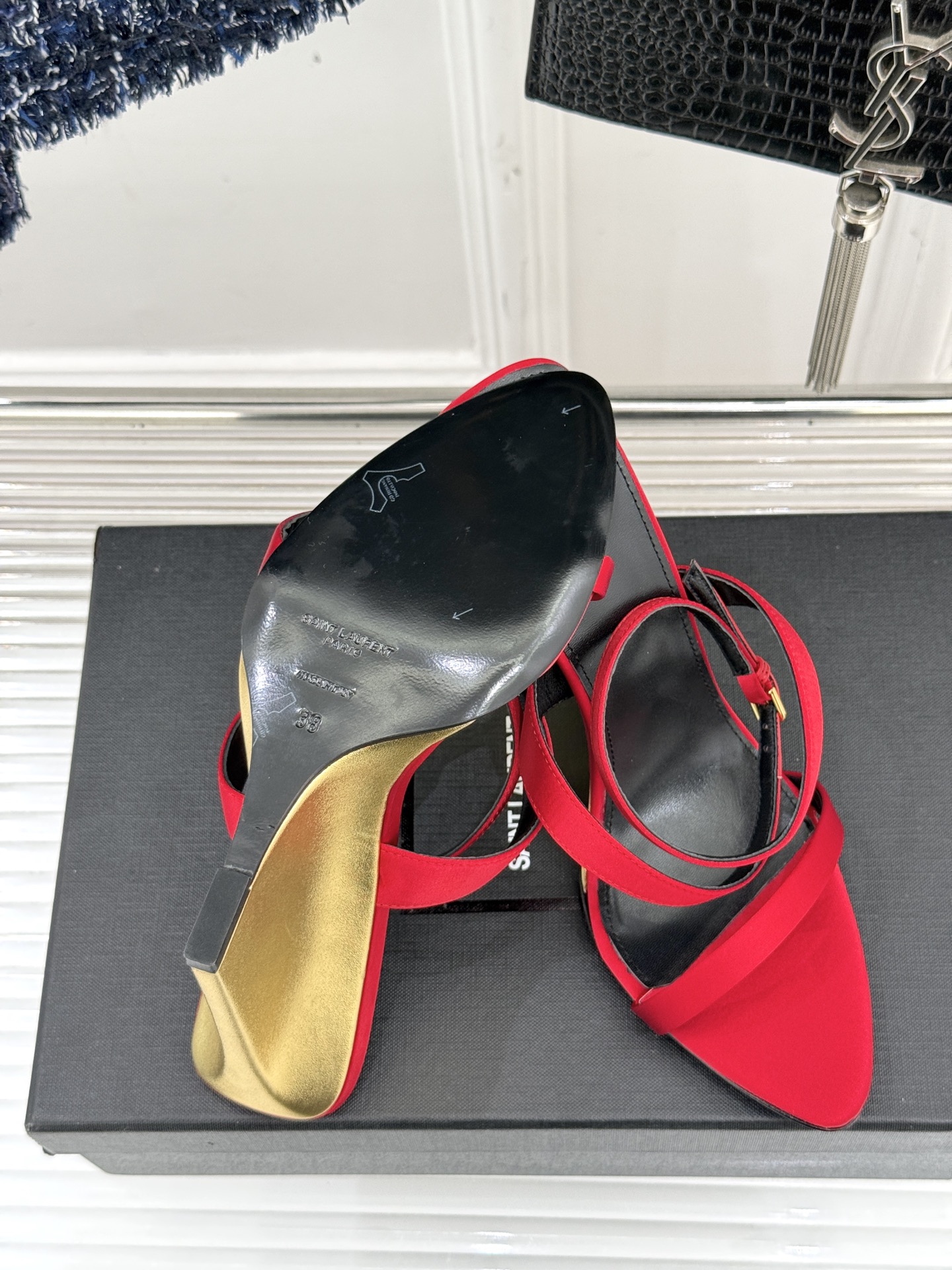 
Saint Lauren*YSL圣罗兰
25ss新品高跟拖鞋
鞋面采用进口小牛漆皮
内里踮脚混种羊皮
