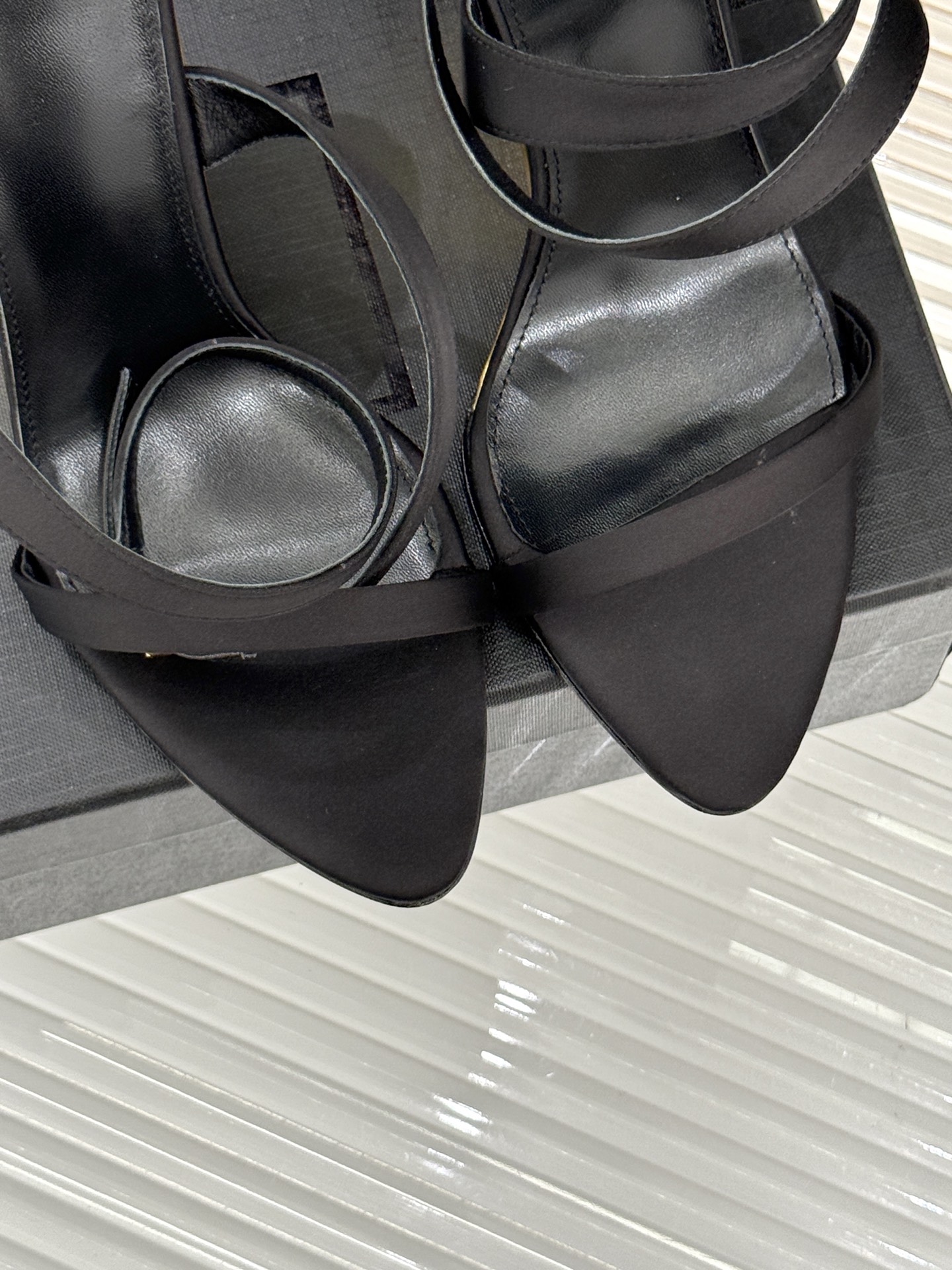 
Saint Lauren*YSL圣罗兰
25ss新品高跟拖鞋
鞋面采用进口小牛漆皮
内里踮脚混种羊皮
