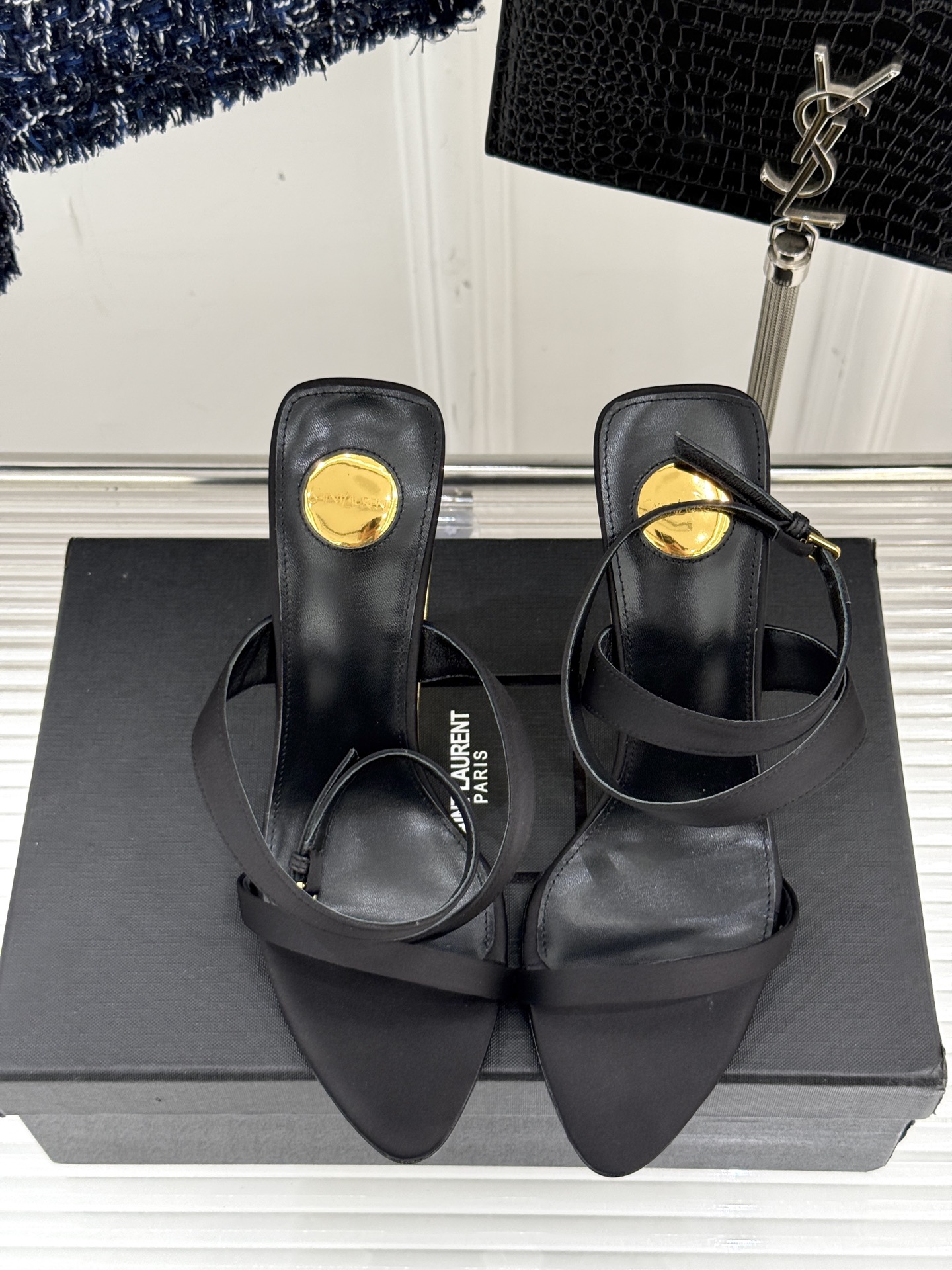 
Saint Lauren*YSL圣罗兰
25ss新品高跟拖鞋
鞋面采用进口小牛漆皮
内里踮脚混种羊皮
