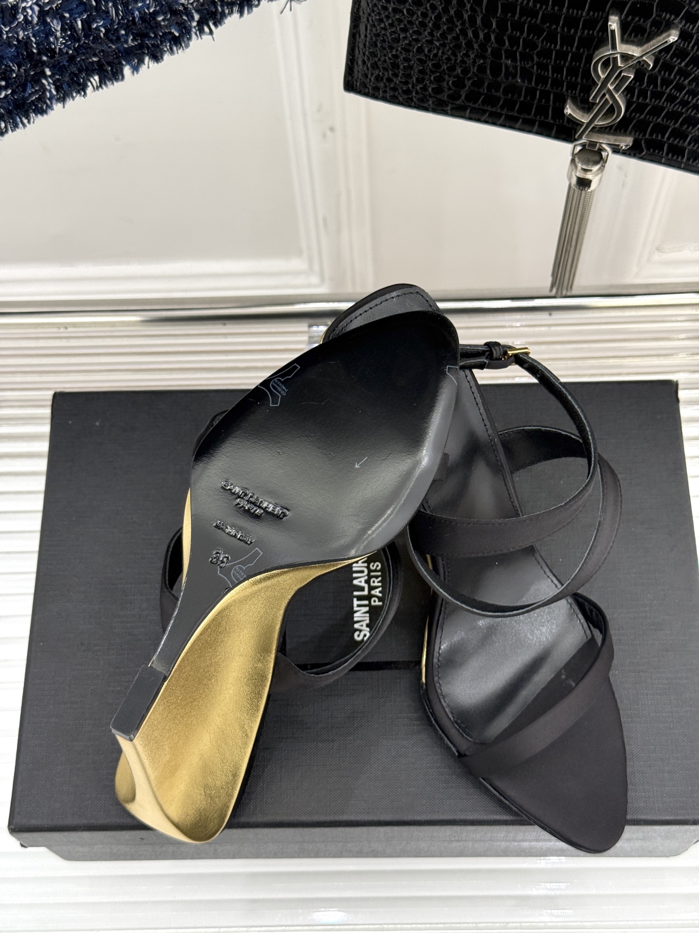 
Saint Lauren*YSL圣罗兰
25ss新品高跟拖鞋
鞋面采用进口小牛漆皮
内里踮脚混种羊皮
