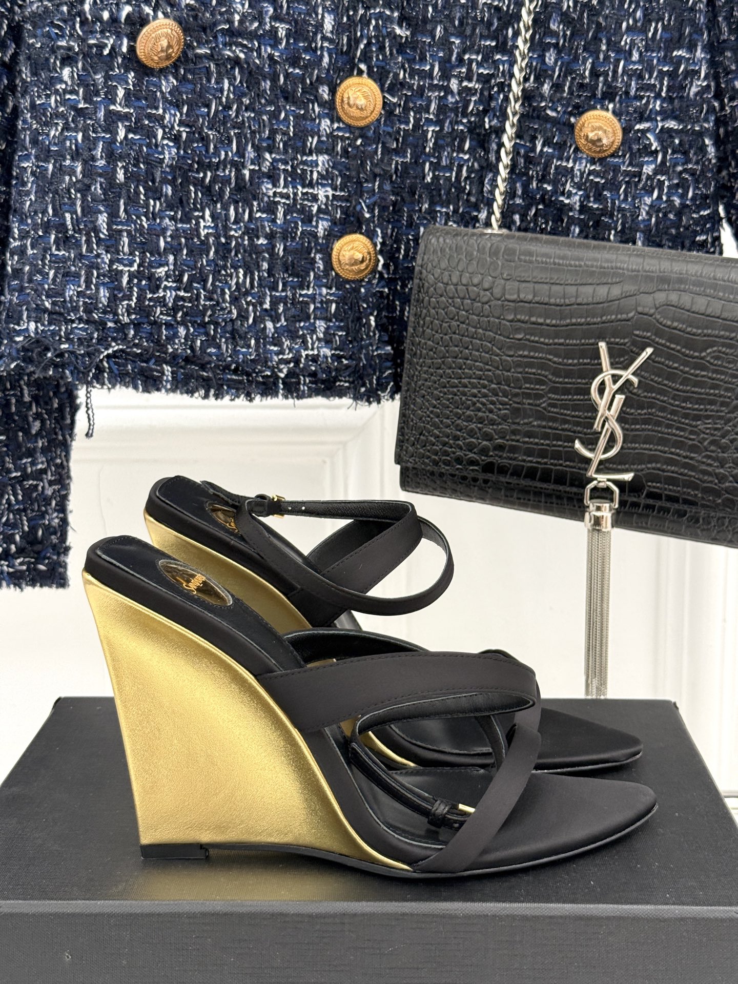 
Saint Lauren*YSL圣罗兰
25ss新品高跟拖鞋
鞋面采用进口小牛漆皮
内里踮脚混种羊皮
