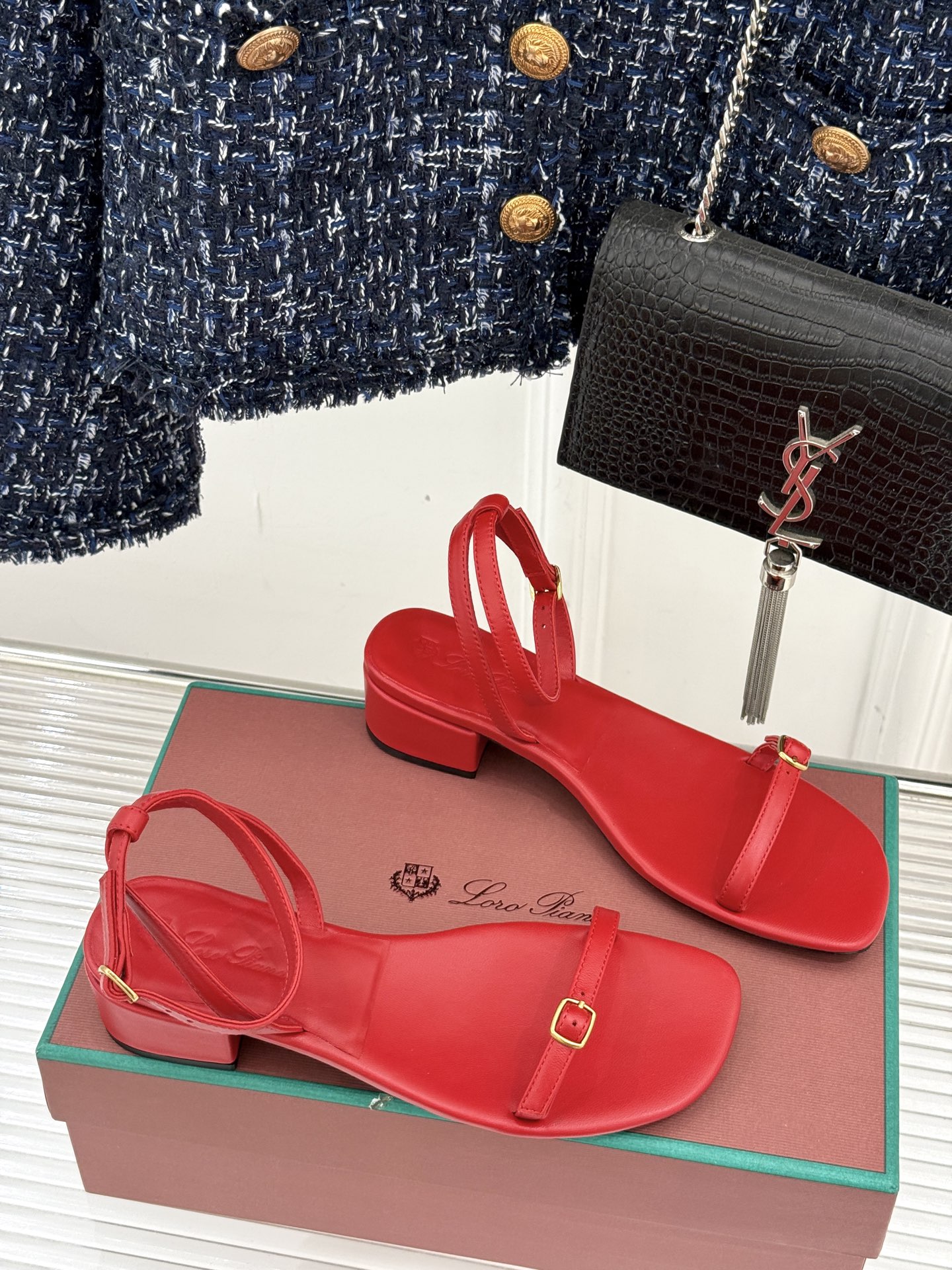 
Loro Piana/ LP  经典复古绝美
一字带粗跟凉鞋
简约即时髦 松弛的高级感
感受夏日感高级