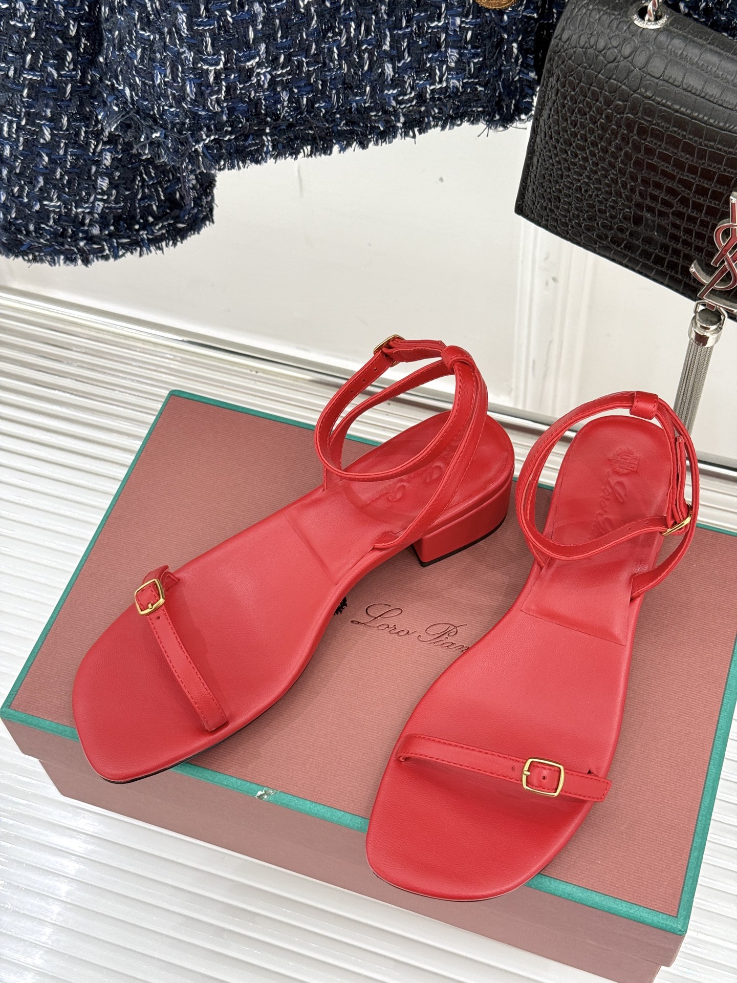 
Loro Piana/ LP  经典复古绝美
一字带粗跟凉鞋
简约即时髦 松弛的高级感
感受夏日感高级