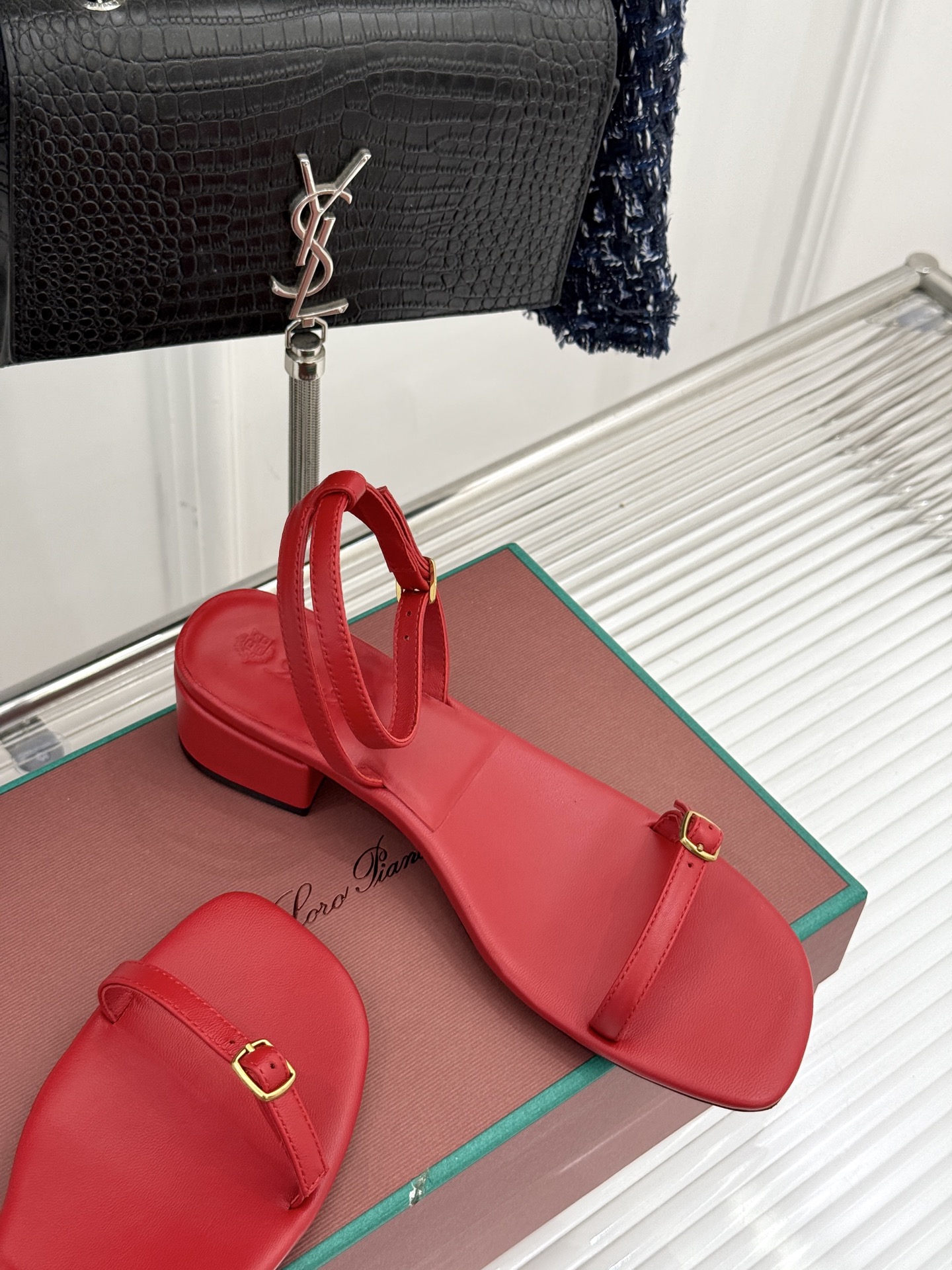 
Loro Piana/ LP  经典复古绝美
一字带粗跟凉鞋
简约即时髦 松弛的高级感
感受夏日感高级