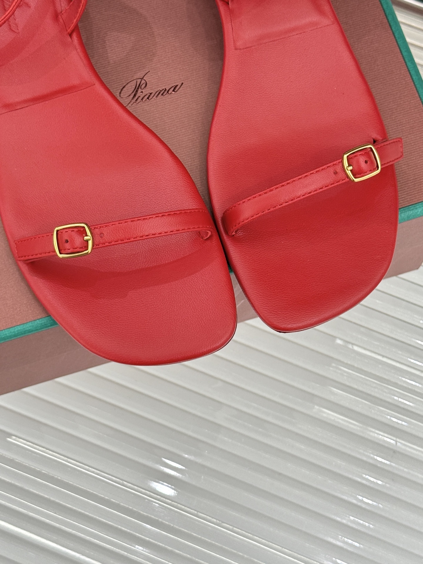 
Loro Piana/ LP  经典复古绝美
一字带粗跟凉鞋
简约即时髦 松弛的高级感
感受夏日感高级