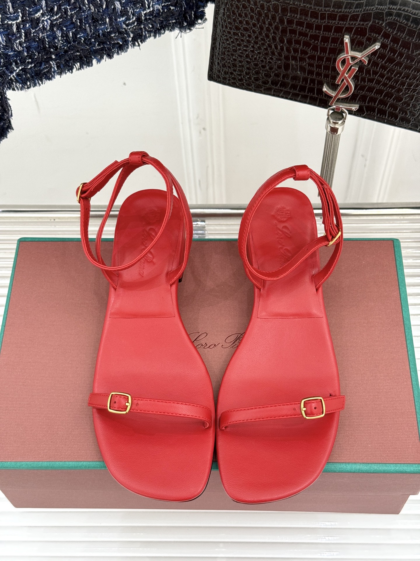 
Loro Piana/ LP  经典复古绝美
一字带粗跟凉鞋
简约即时髦 松弛的高级感
感受夏日感高级