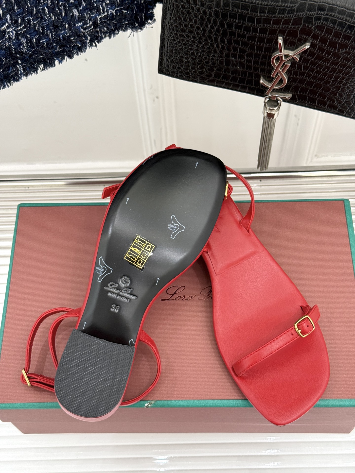 
Loro Piana/ LP  经典复古绝美
一字带粗跟凉鞋
简约即时髦 松弛的高级感
感受夏日感高级