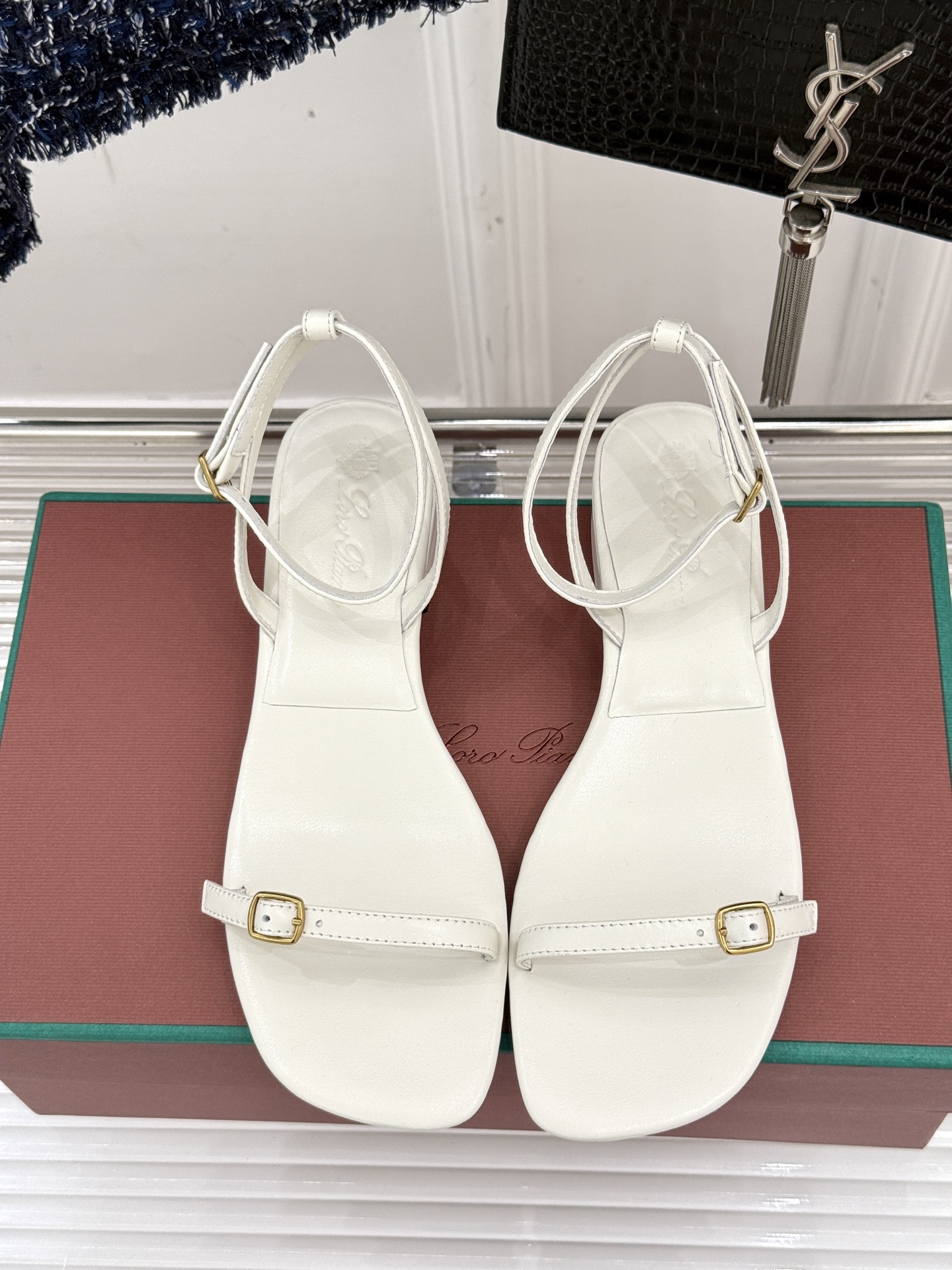 
Loro Piana/ LP  经典复古绝美
一字带粗跟凉鞋
简约即时髦 松弛的高级感
感受夏日感高级