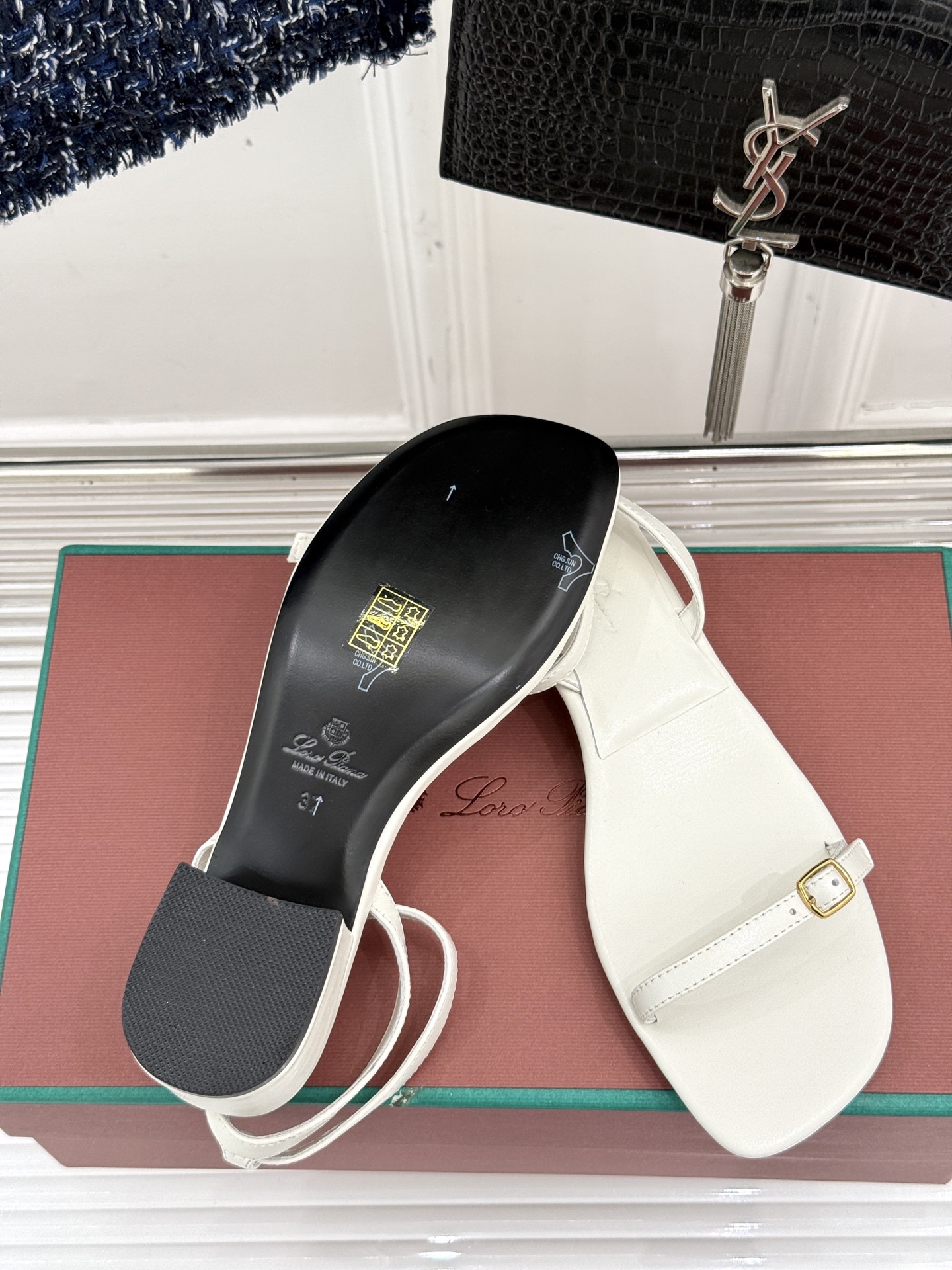 
Loro Piana/ LP  经典复古绝美
一字带粗跟凉鞋
简约即时髦 松弛的高级感
感受夏日感高级