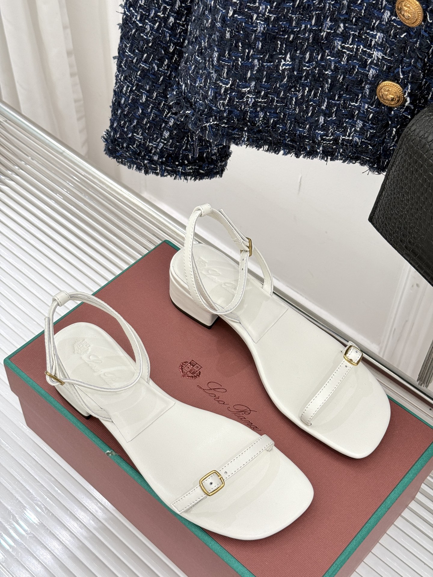 
Loro Piana/ LP  经典复古绝美
一字带粗跟凉鞋
简约即时髦 松弛的高级感
感受夏日感高级