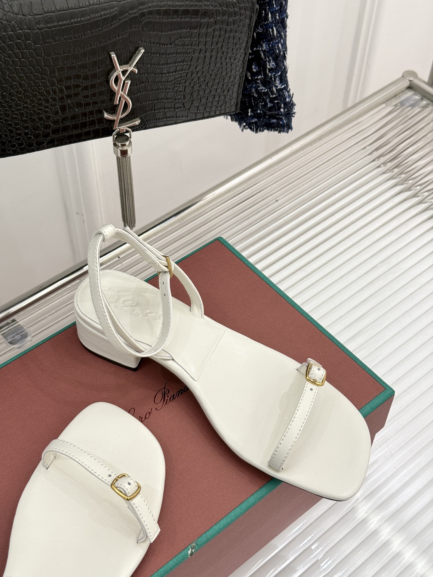 
Loro Piana/ LP  经典复古绝美
一字带粗跟凉鞋
简约即时髦 松弛的高级感
感受夏日感高级